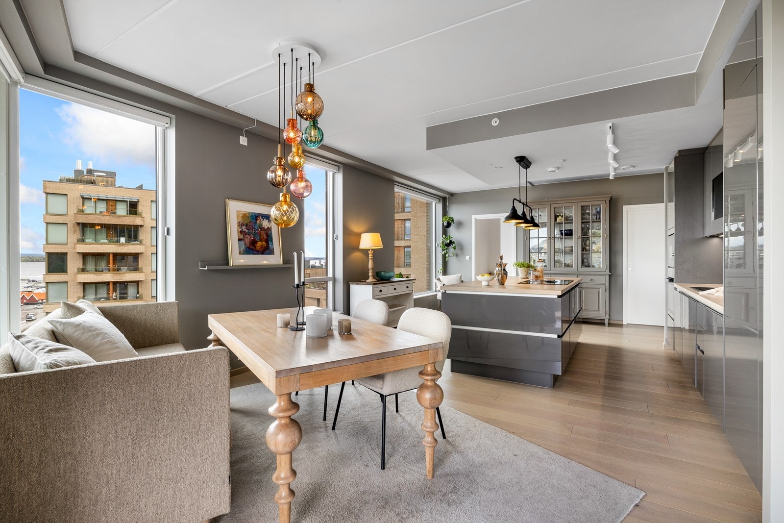 Her er det god plass til et spisebord for hele familien. Galleribilde