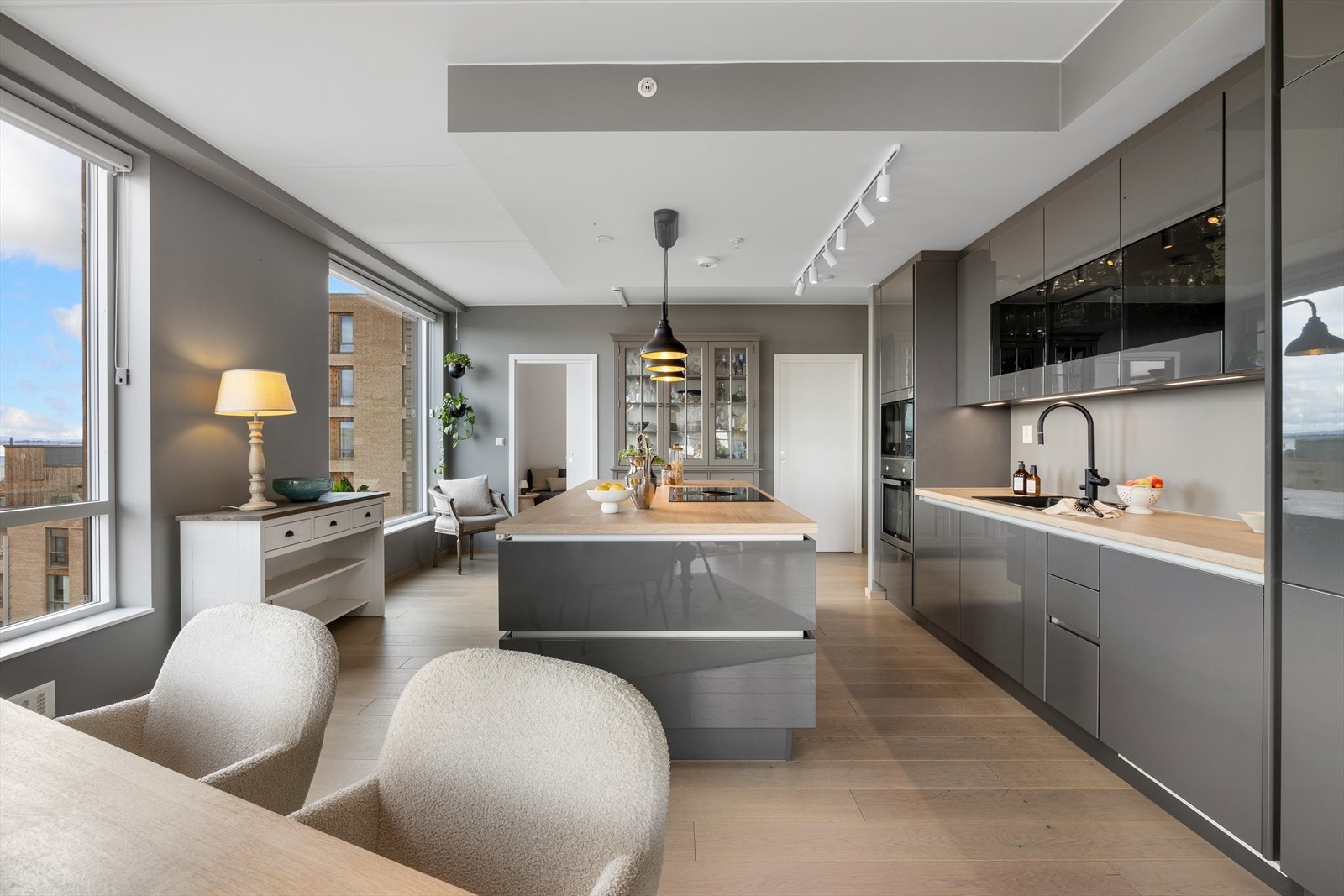 Kjøkkenet er utstyrt med en innredning med skifergrå høyglans fronter, benkeplate i laminat og en stor kjøkkenøy. Galleribilde