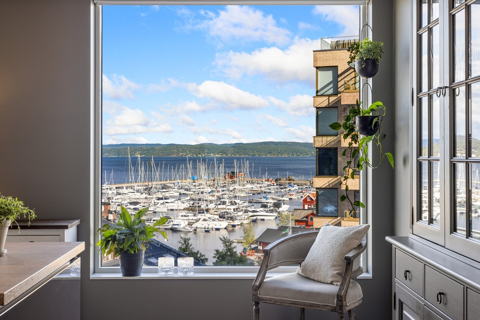 Fra leiligheten har du en fantastisk utsikt som du kan se fra flere av leilighetens rom. Dette bilde er fra kjøkkenet. Galleribilde