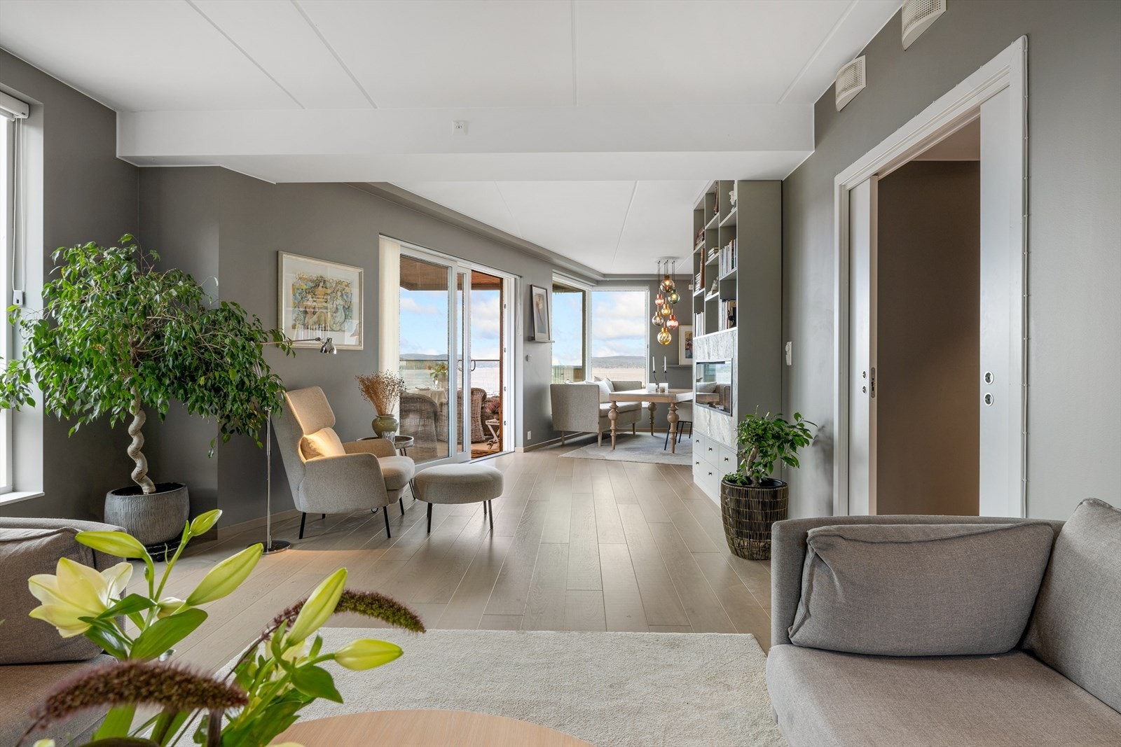 Store vinduer gir godt lysinnslipp i oppholdsrommet og slipper den flotte utsikten inn. Galleribilde