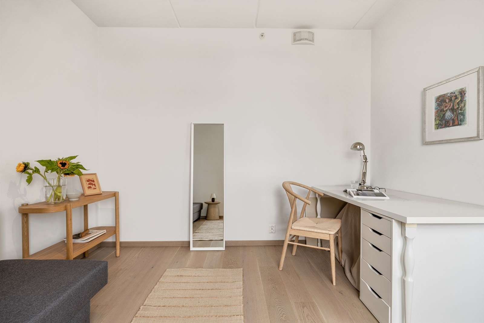 Rommet er i bruk som en ekstra stue / hjemmekontor. Galleribilde