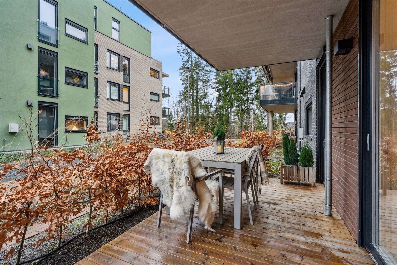 Her er det god plass til forskjellige utemøbler. Galleribilde