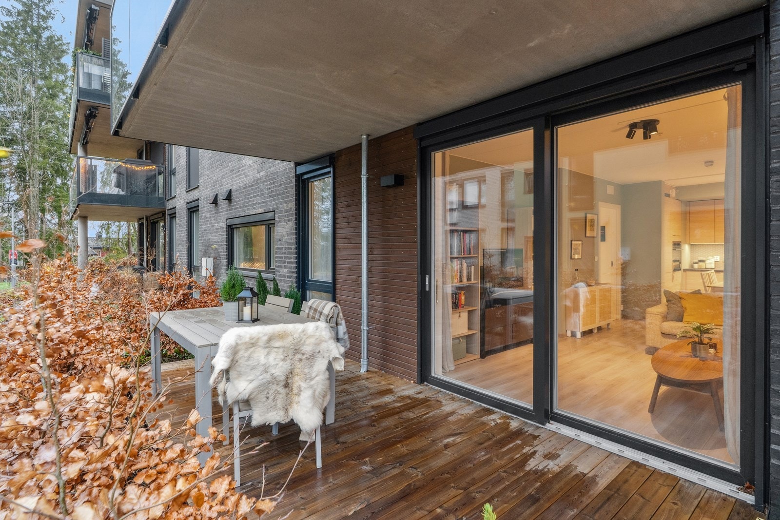 Nydelig markterrasse med sol også på ettermiddag/kveld. Galleribilde