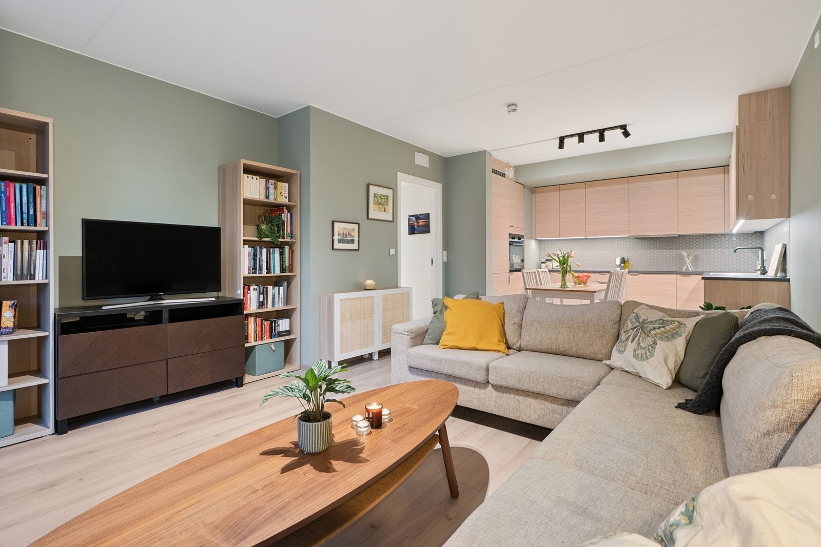 Åpen stue/kjøkkenløsning med gode lysforhold. Galleribilde