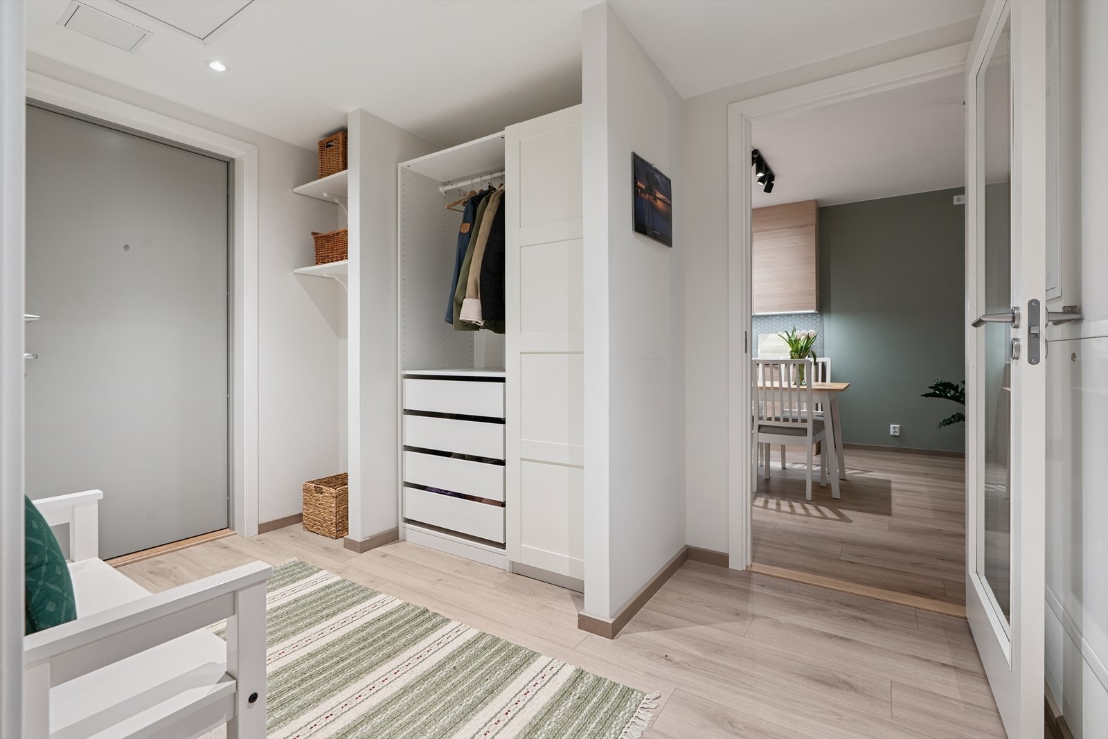 Entre med god plass til garderobeløsning Galleribilde