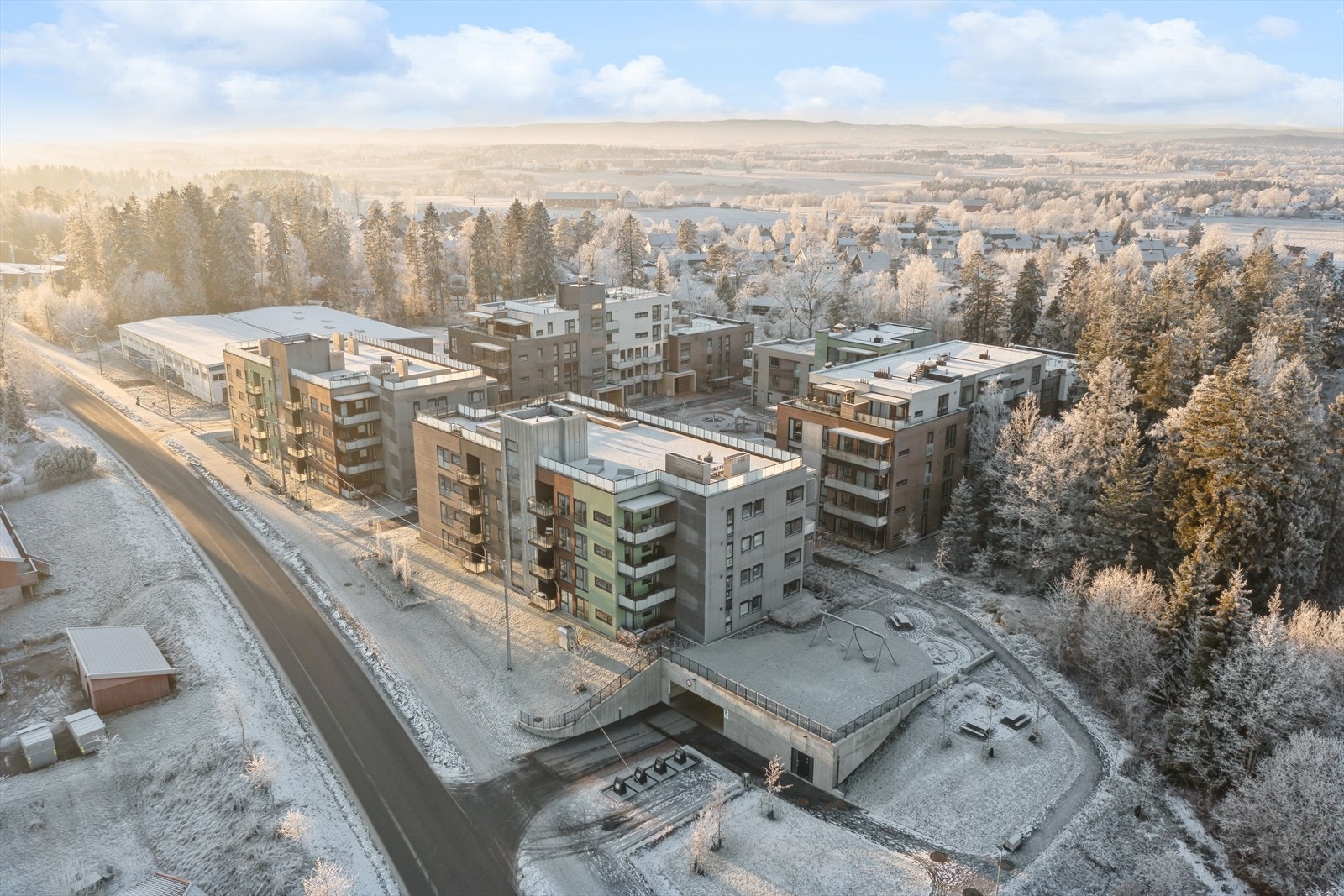 Leiligheten ligger i et nyere borettslag få minutters gange til Ås sentrum. Galleribilde