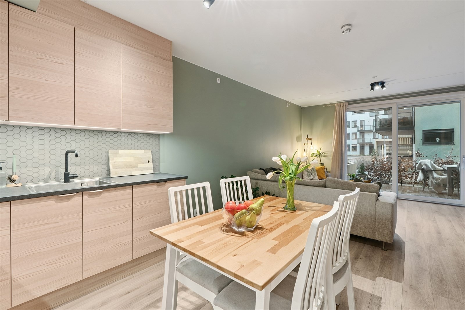 Romslig kjøkken med god benkeplass og rikelig med oppbevaring i både skuffer og skap Galleribilde