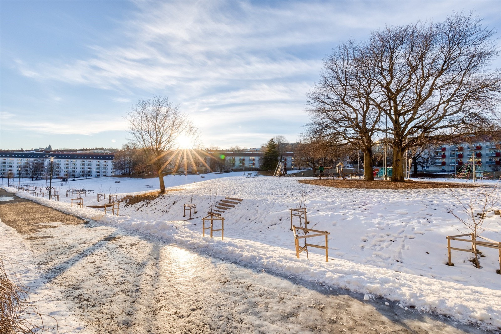 Leiligheten ligger i umiddelbar nærhet til Iladalen parken. Galleribilde