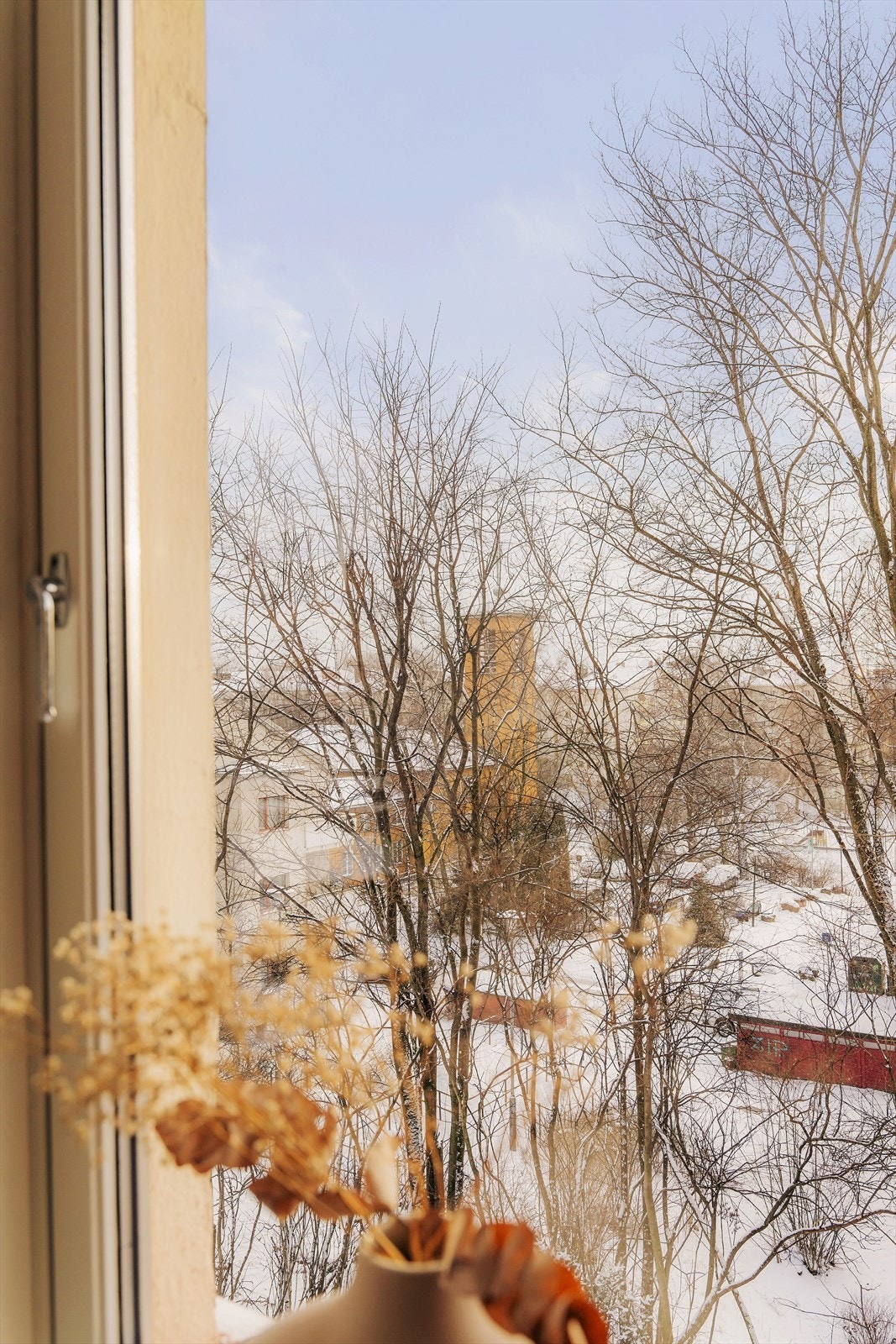 Leiligheten har store vindusflater med frodig utsyn og minimalt innsyn. Galleribilde