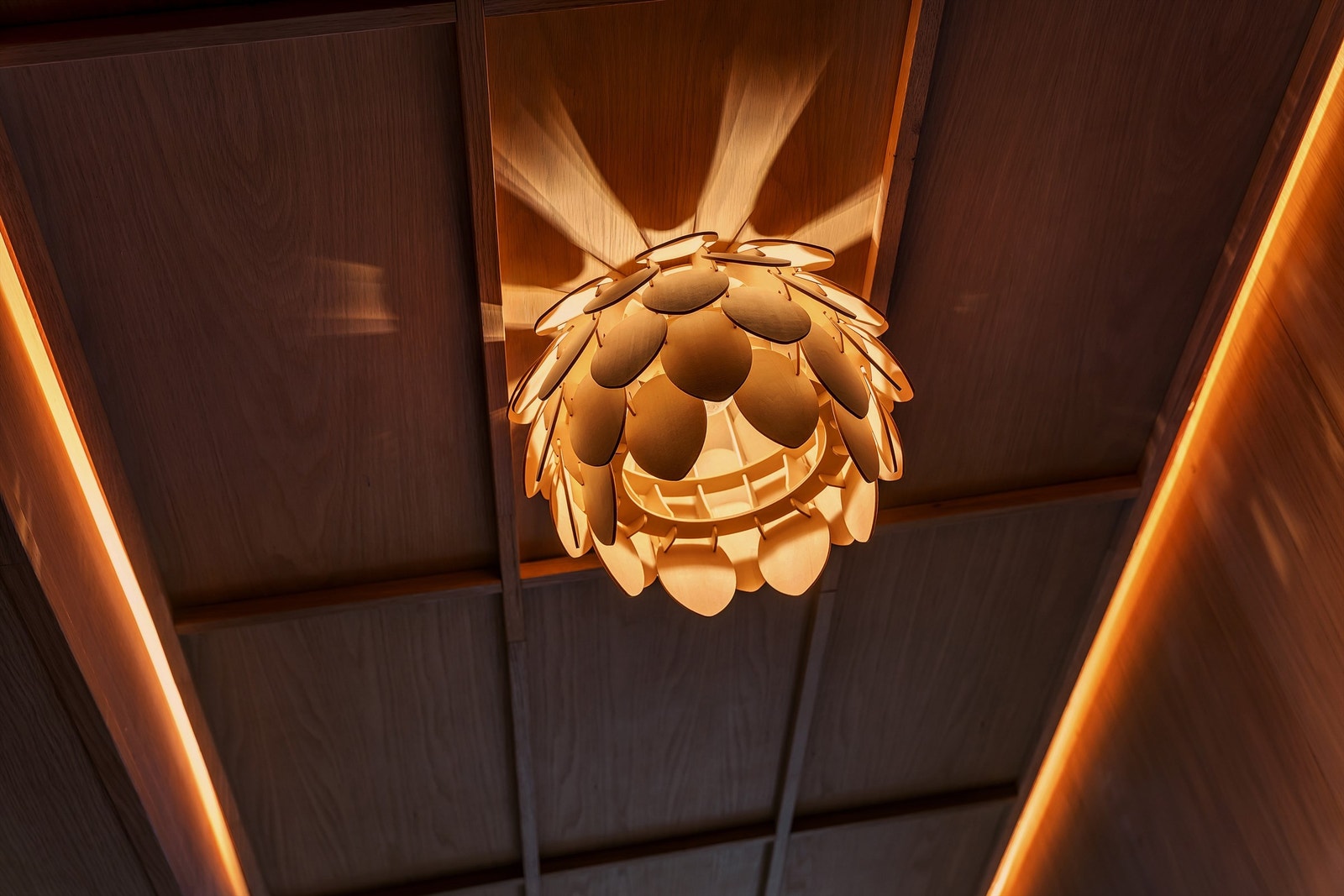 Himlinger i lysmalte slette flater med lampepunkter, samt nedsenket himling i entré/gang med eikeplater, overlys og lampepunkt. Galleribilde