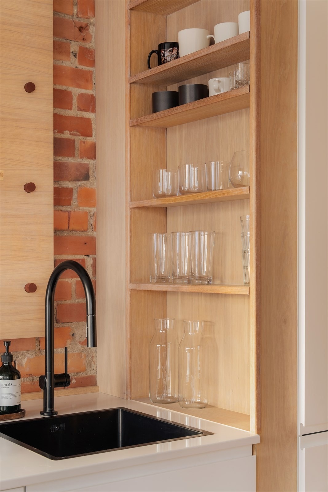 Skreddersydd oppbevaring som glir sømløst inn i uttrykket. Galleribilde