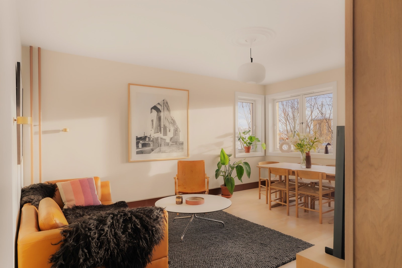 Stuen har også god plass til et spisebord der venner og familie kan inviteres på middag. Galleribilde