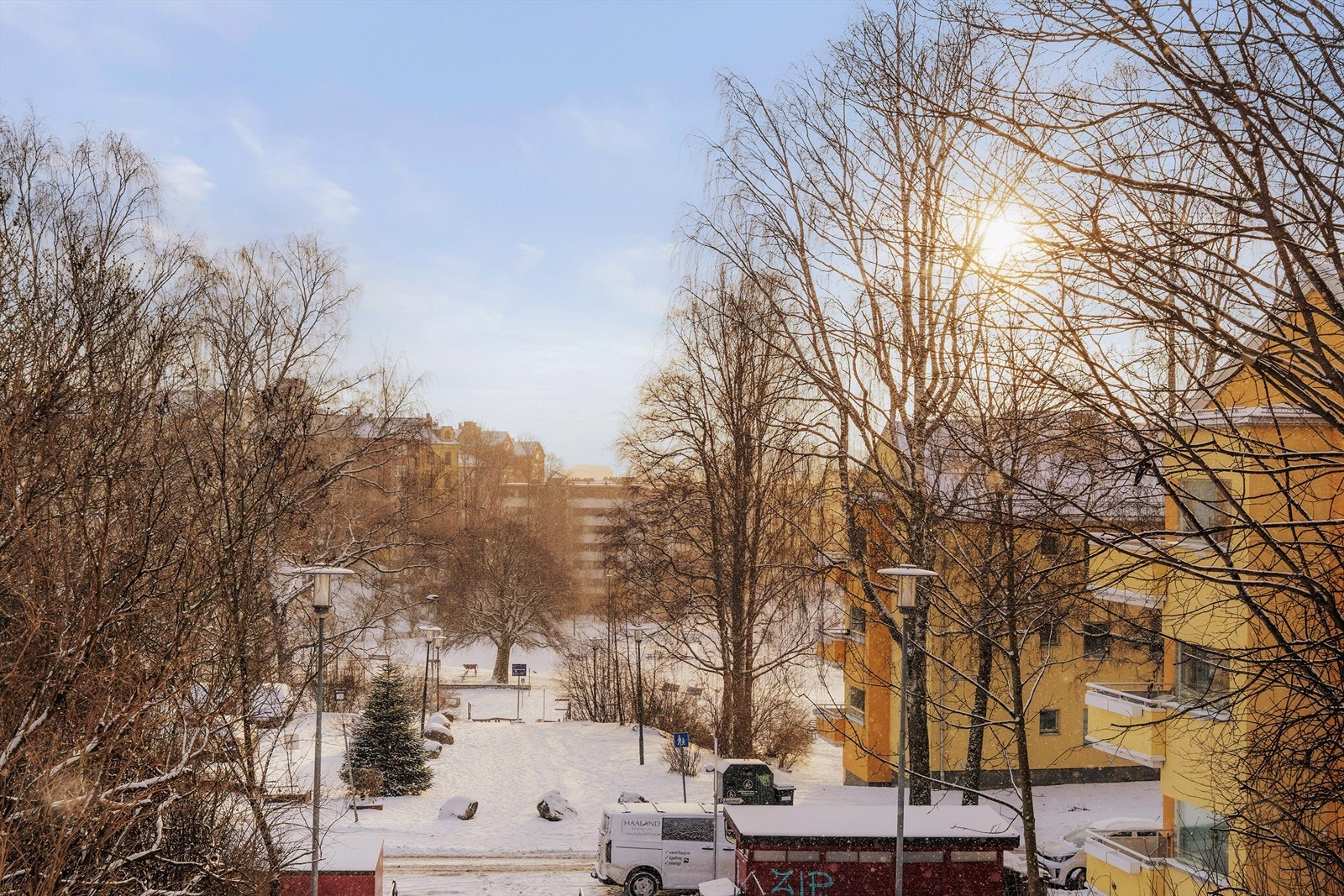 Utsikt fra leiligheten til Iladalen park. Her bor du sentralt, men tilbaketrukket til mellom Alexander Kiellands plass og Sagene med gangavstand til "alt" du trenger i hverdagen. Galleribilde