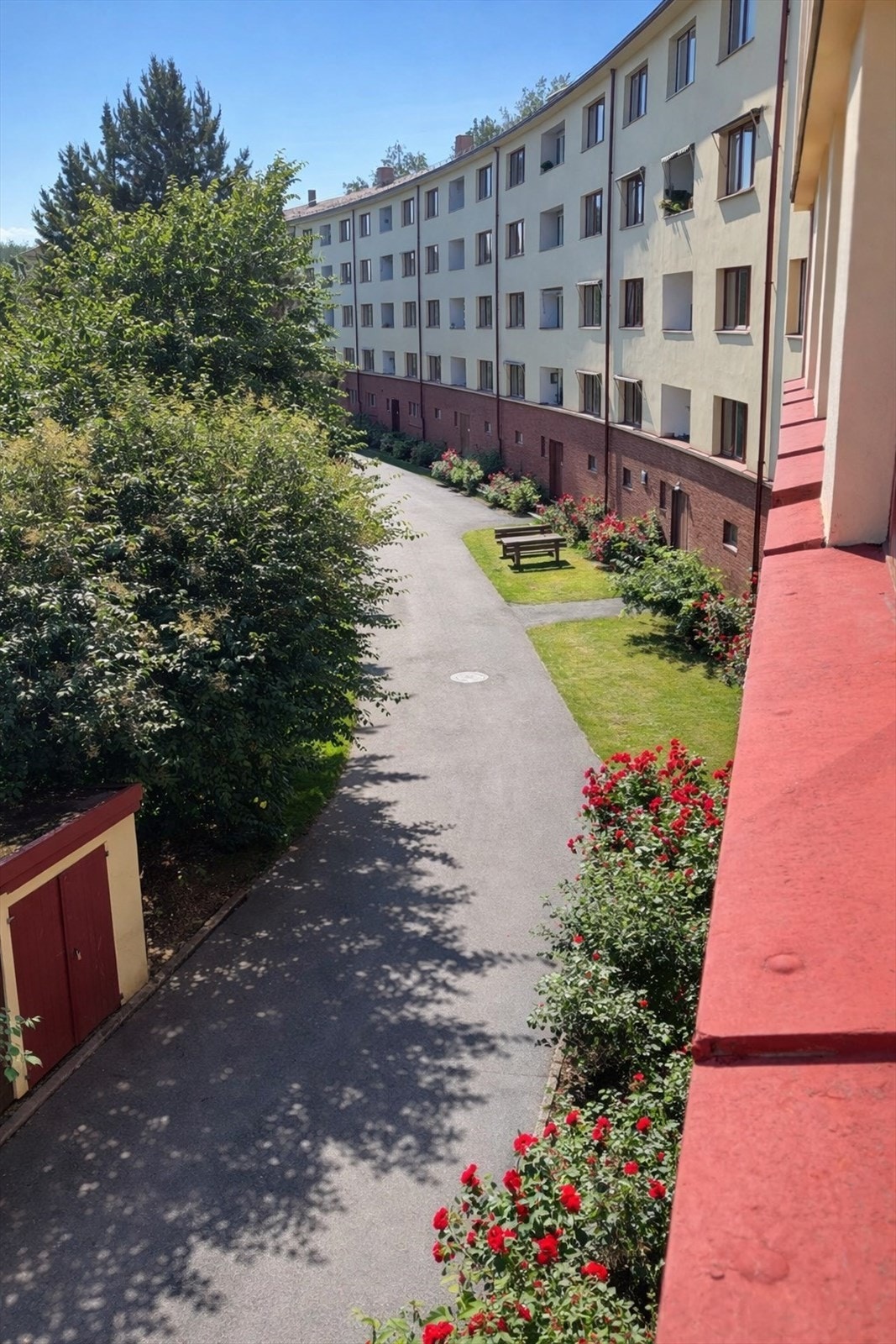 Hyggelig og frodig utsyn fra stue og kjøkken. Bildet er tatt av selger på sommerstid. Galleribilde