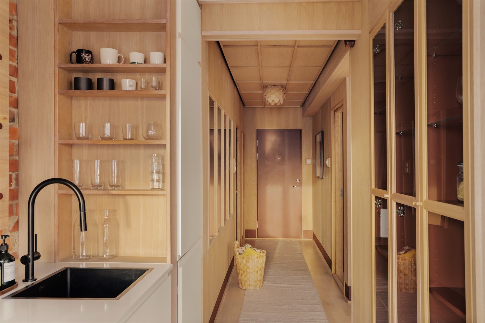 Velkommen inn! Leiligheten er spekket med arkitekttegnede løsninger og plassbygde innredninger i eik. Galleribilde