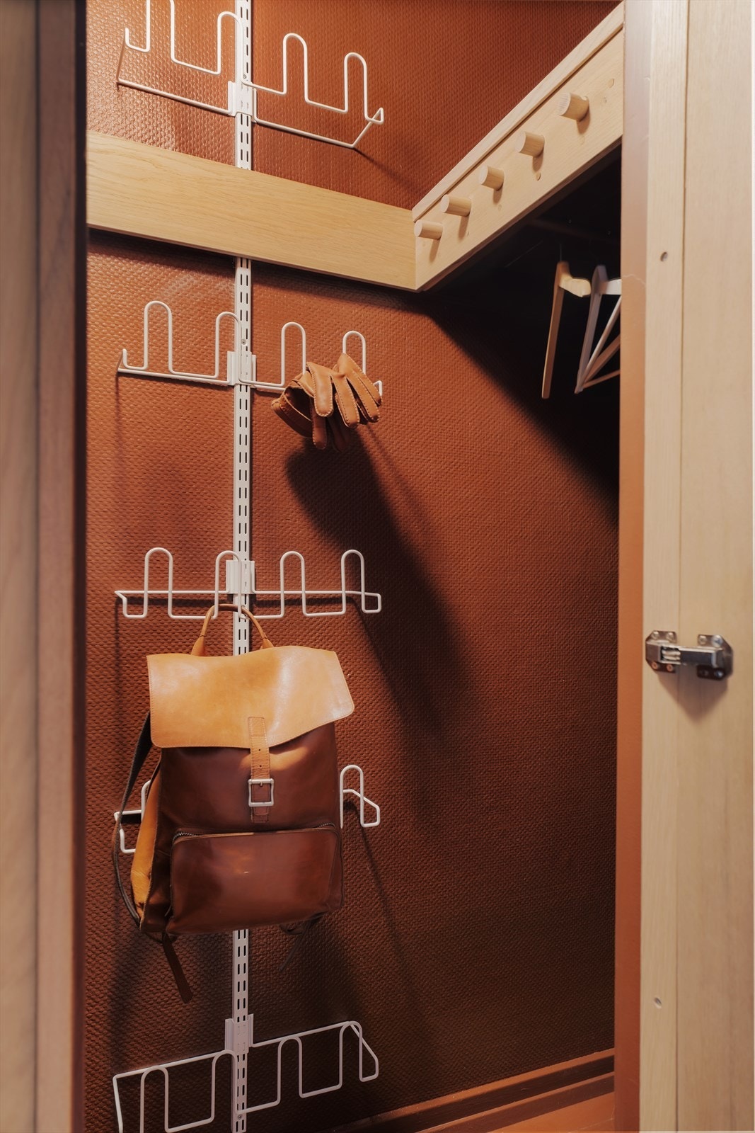 Leiligheten har rikelig med lagringsplass i innvendig bod/garderoberom + loftbod(4 kvm gulvareal) og kjellerbod (6 kvm) Galleribilde