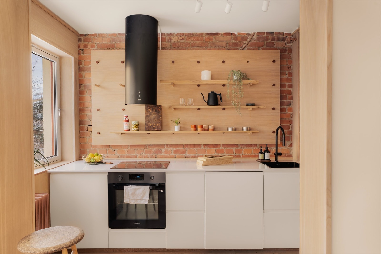 Leiligheten er omfattende oppusset og ombygget 2023-2025, med snekkerbygde løsninger, nytt kjøkken og gjennomgående oppgraderinger. Galleribilde