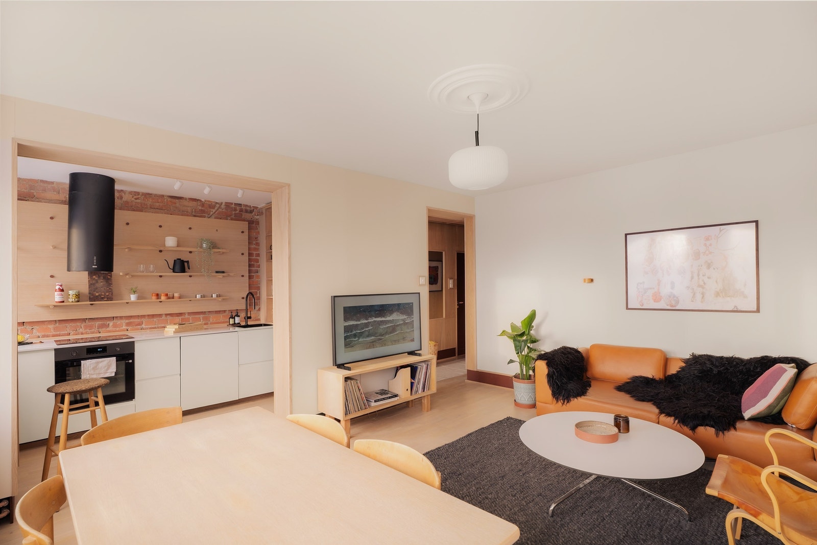 Detaljer som løfter rommet - skreddersydd listverk og presise overganger. Galleribilde