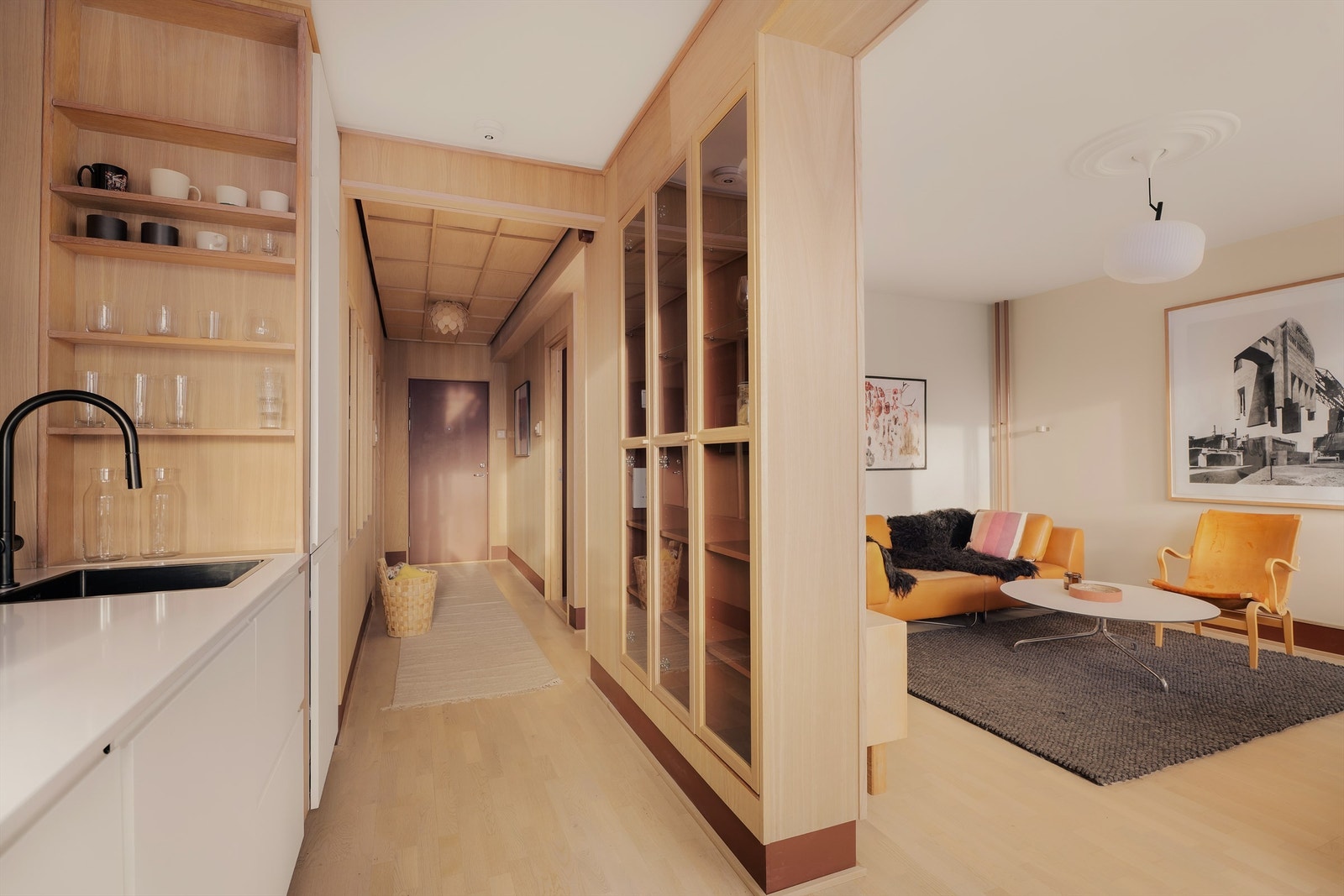 Veggflater i malte slette flater, malte strietapeter samt felter belagt med eikeplater. Galleribilde