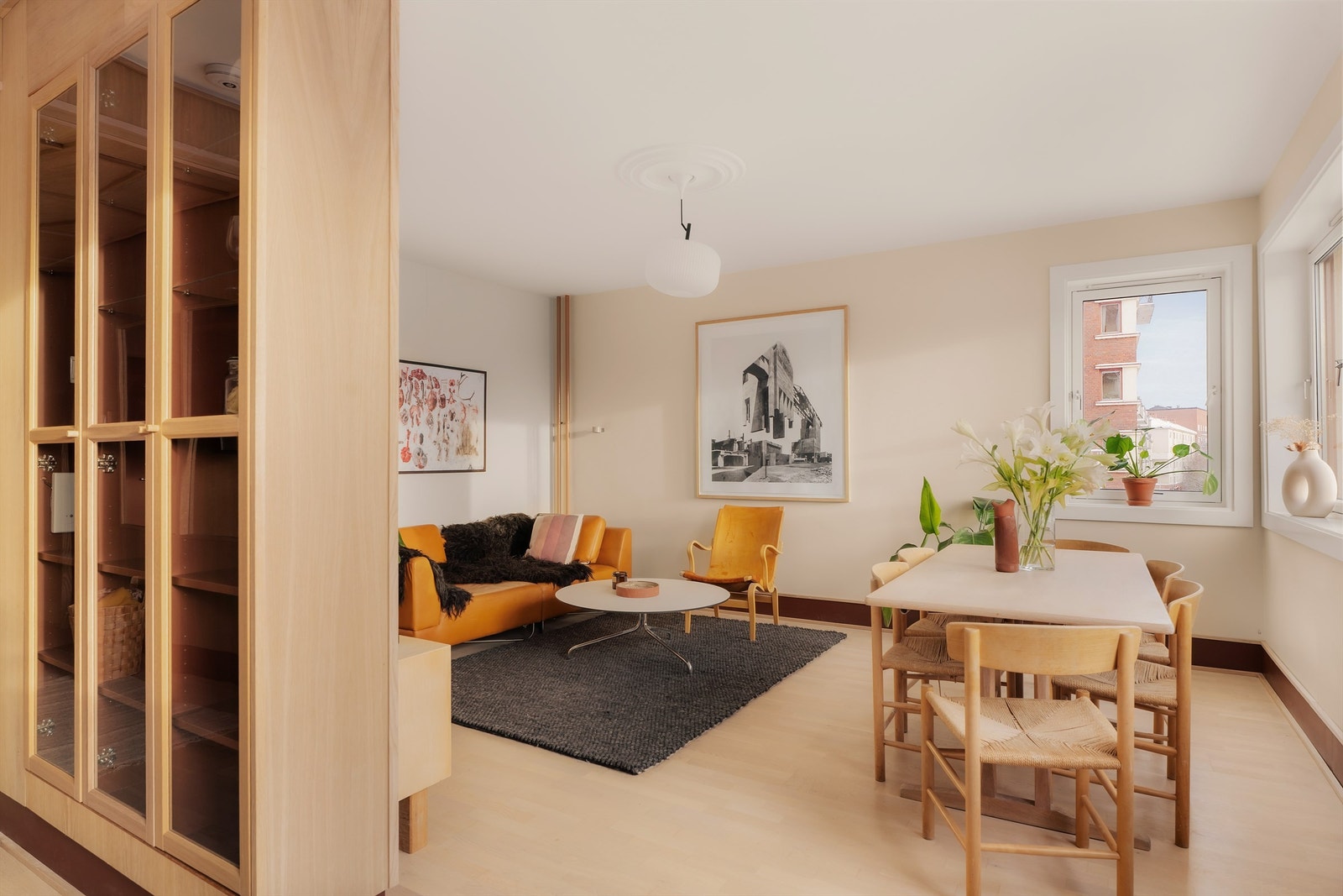 Leiligheten har en god planløsning som fordeler seg på følgende måte: Entré med garderobe, stue med kjøkken i delvis åpen løsning, soverom og bad. Galleribilde