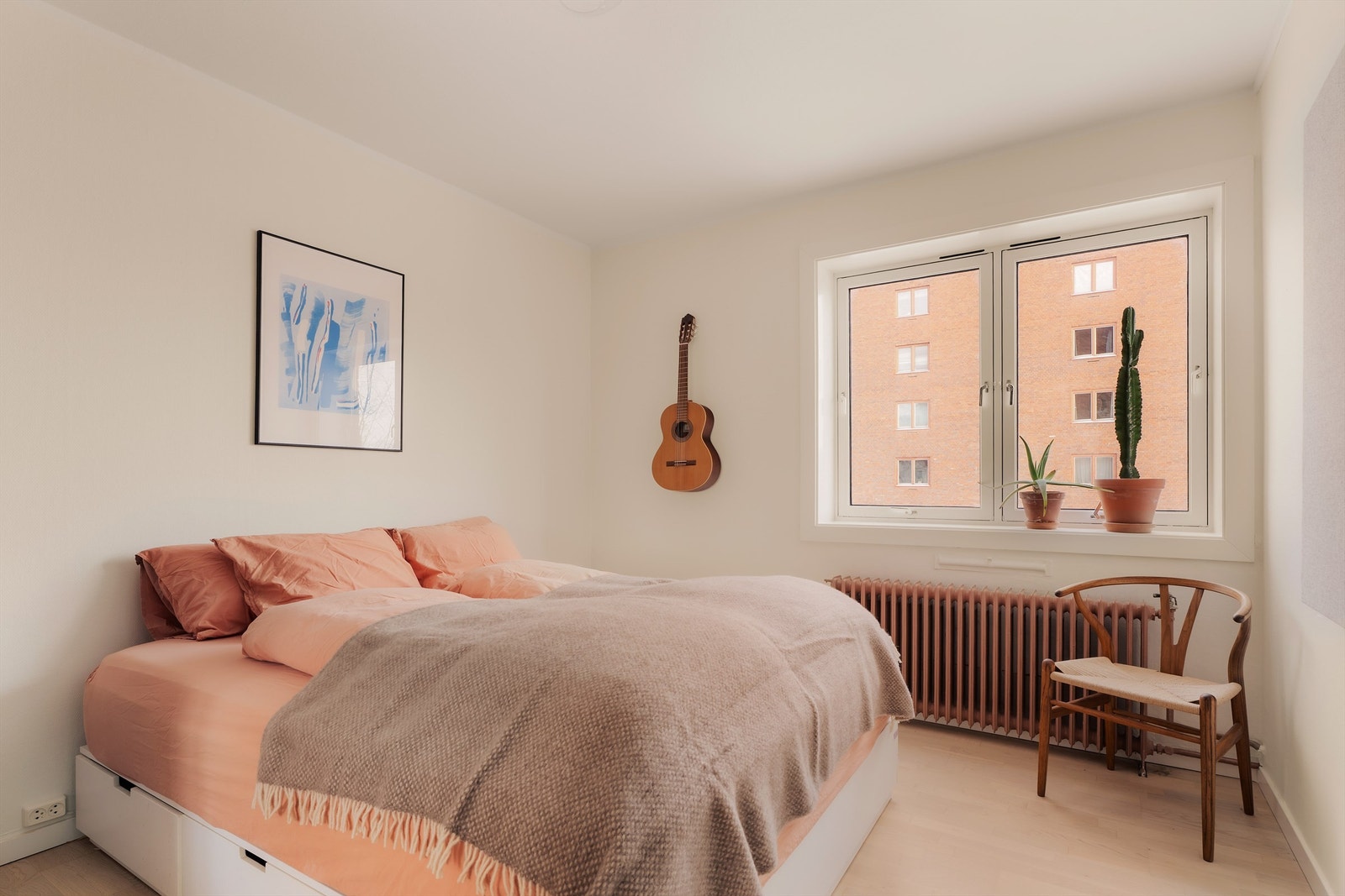 Soverommet er romslig med god plass til både dobbeltseng og tilhørende nattbord. Galleribilde