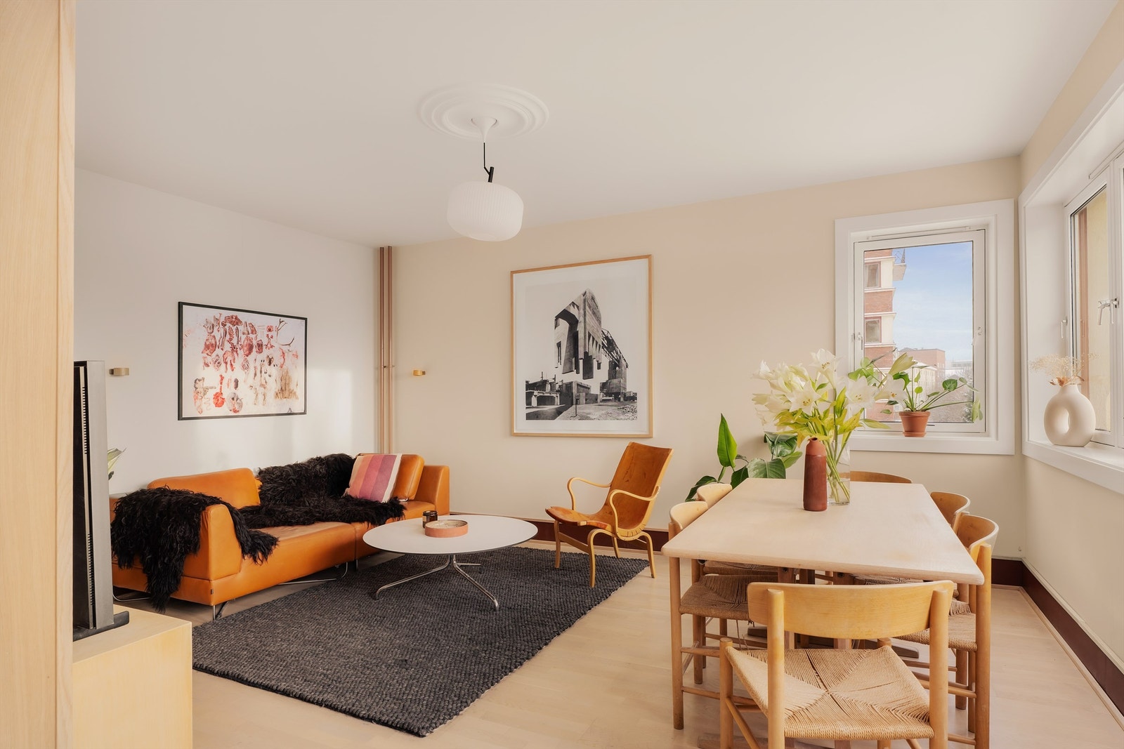 Stuen er romslig med god planløsning, og kan enkelt innredes med sofa og tilhørende salongbord, samt TV-seksjon og annet ønskelig stuemøblement. Galleribilde