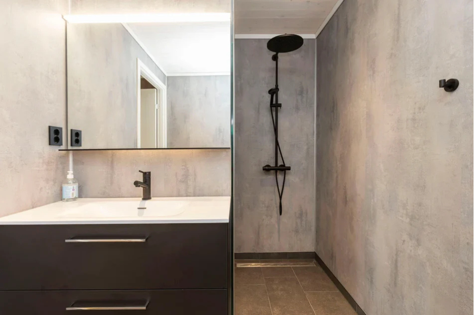 To identiske og moderne bad på hver sin side av hytten Galleribilde