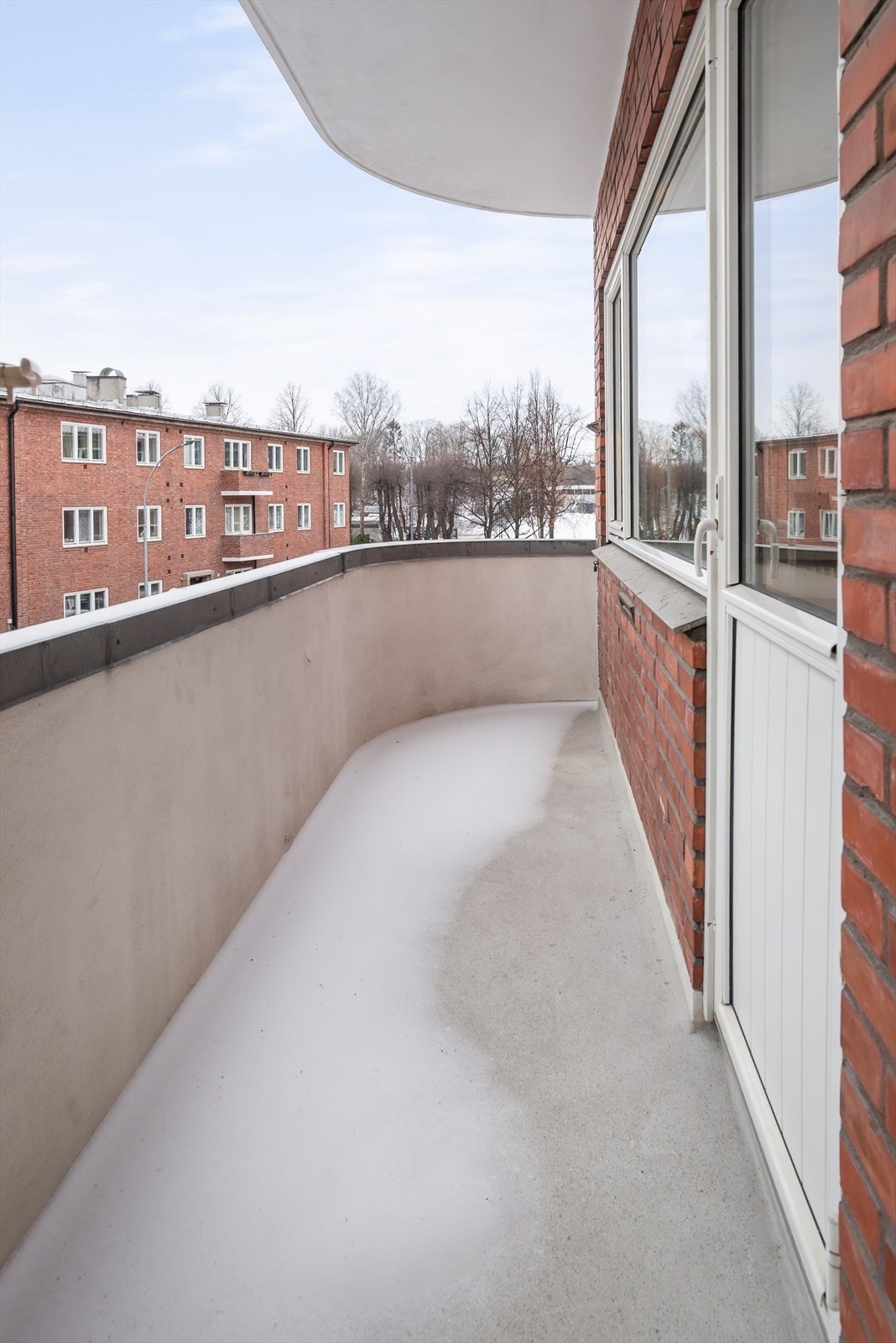 Balkongen har en god størrelse med svært gode solforhold Galleribilde