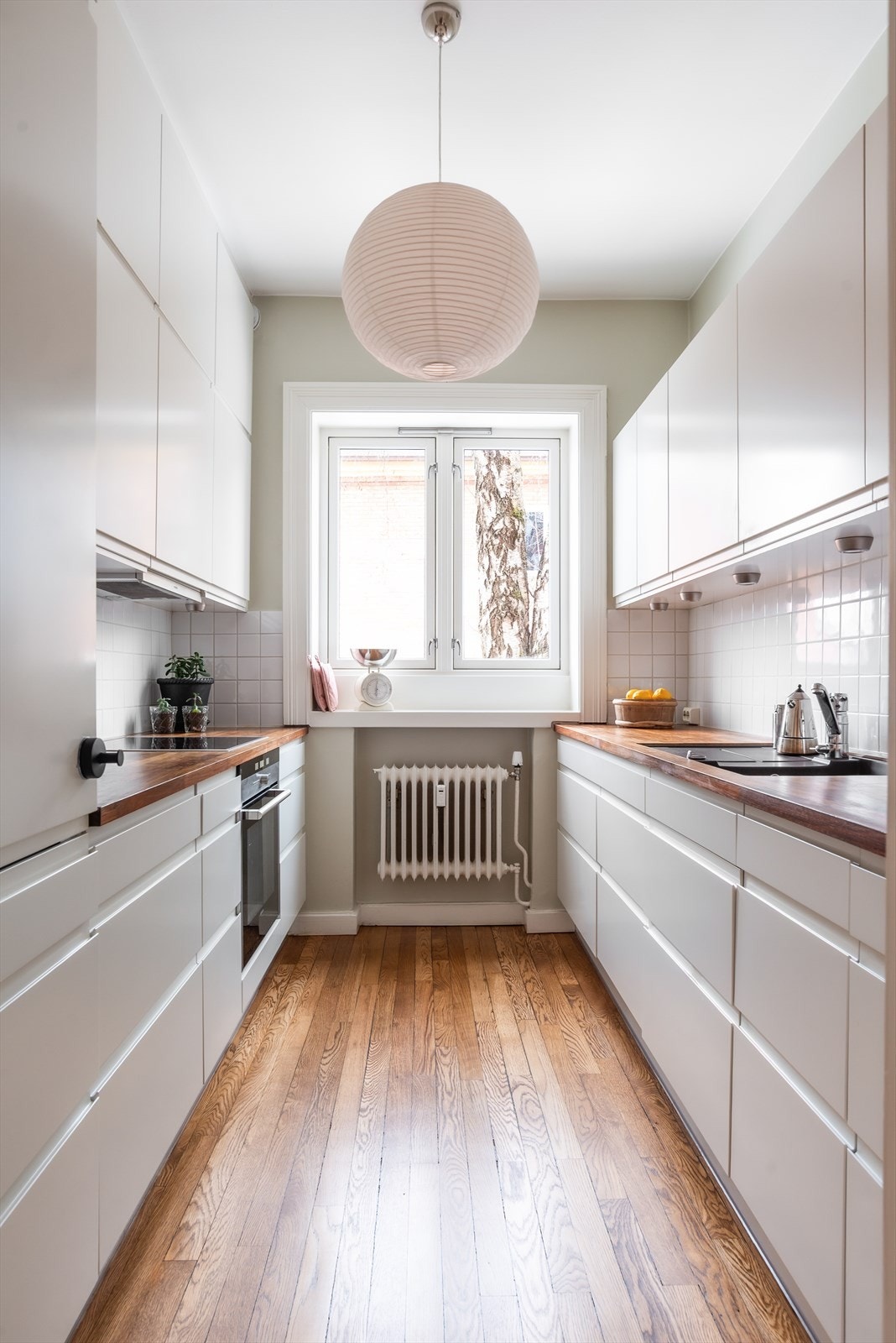 Kjøkkenet er utstyrt med integrerte hvitevarer bestående av koketopp, stekeovn, oppvaskmaskin og kjøleskap Galleribilde