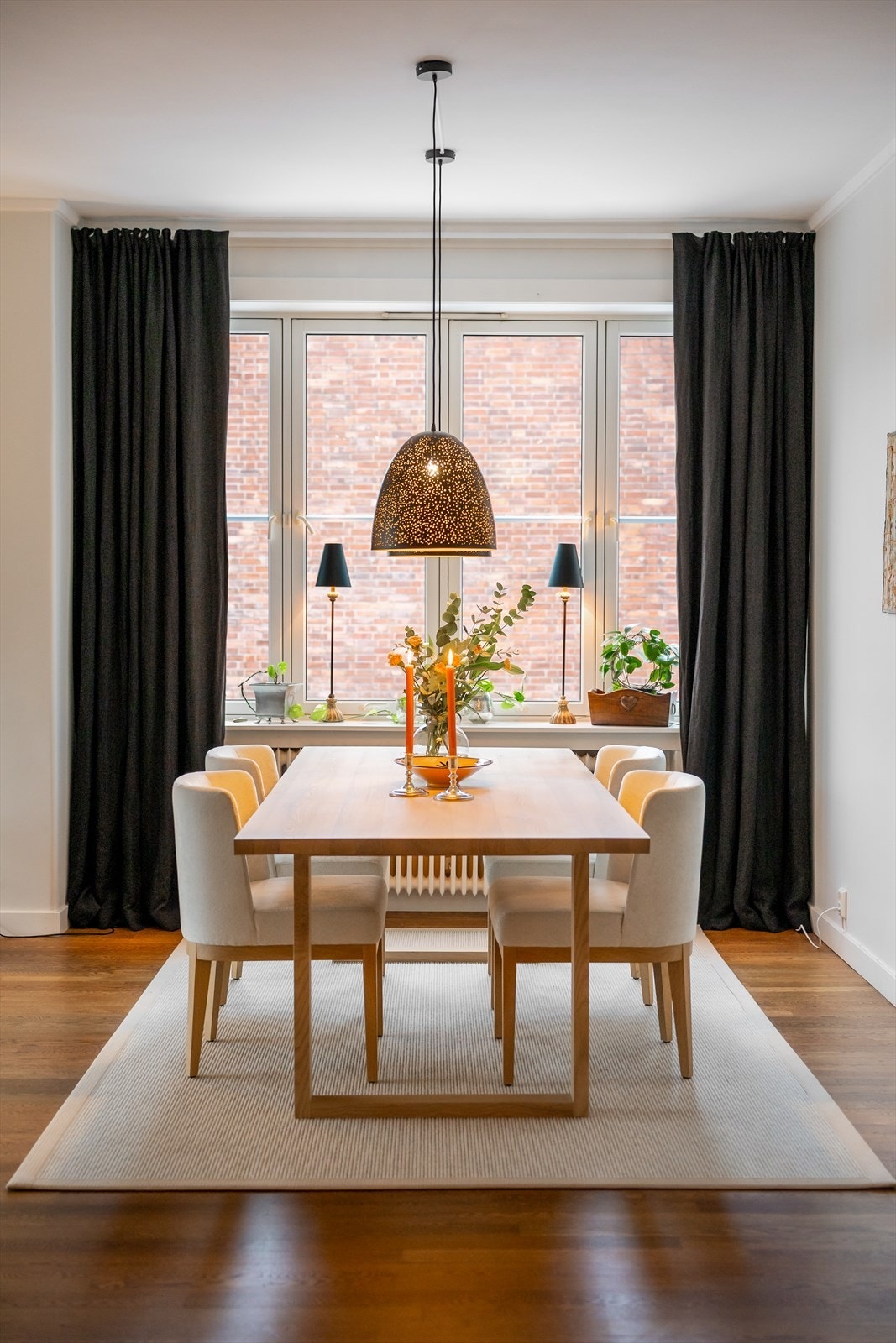 Stor spisestue med god plass til langbord - ideelt for både små og store selskaper Galleribilde