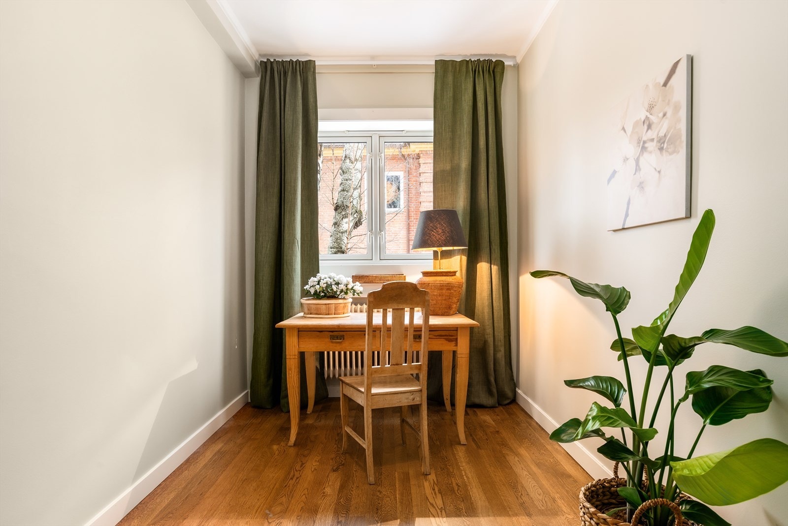 Boligens andre soverom har en god størrelse og kan benyttes etter ønske Galleribilde