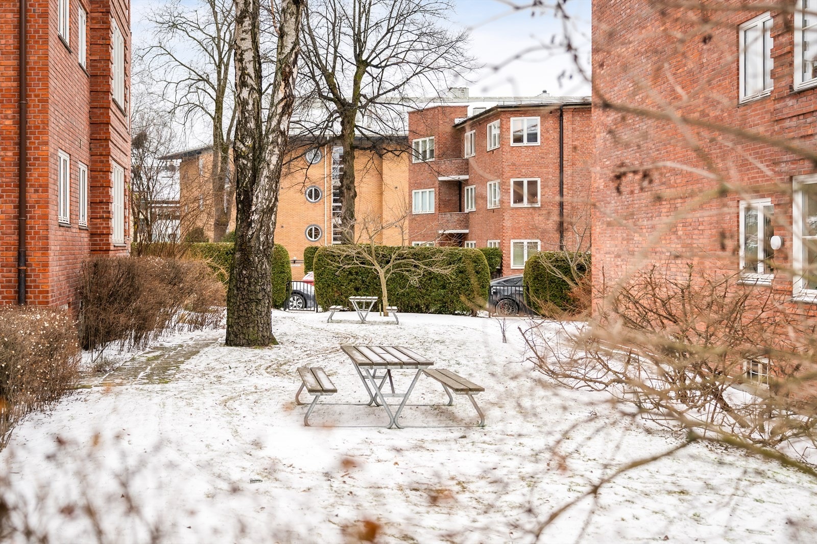 Sameiet har flotte grøntområder som kan benyttes av seksjonseierne. Pent opparbeidet med trær, beplanting og blomster. Galleribilde