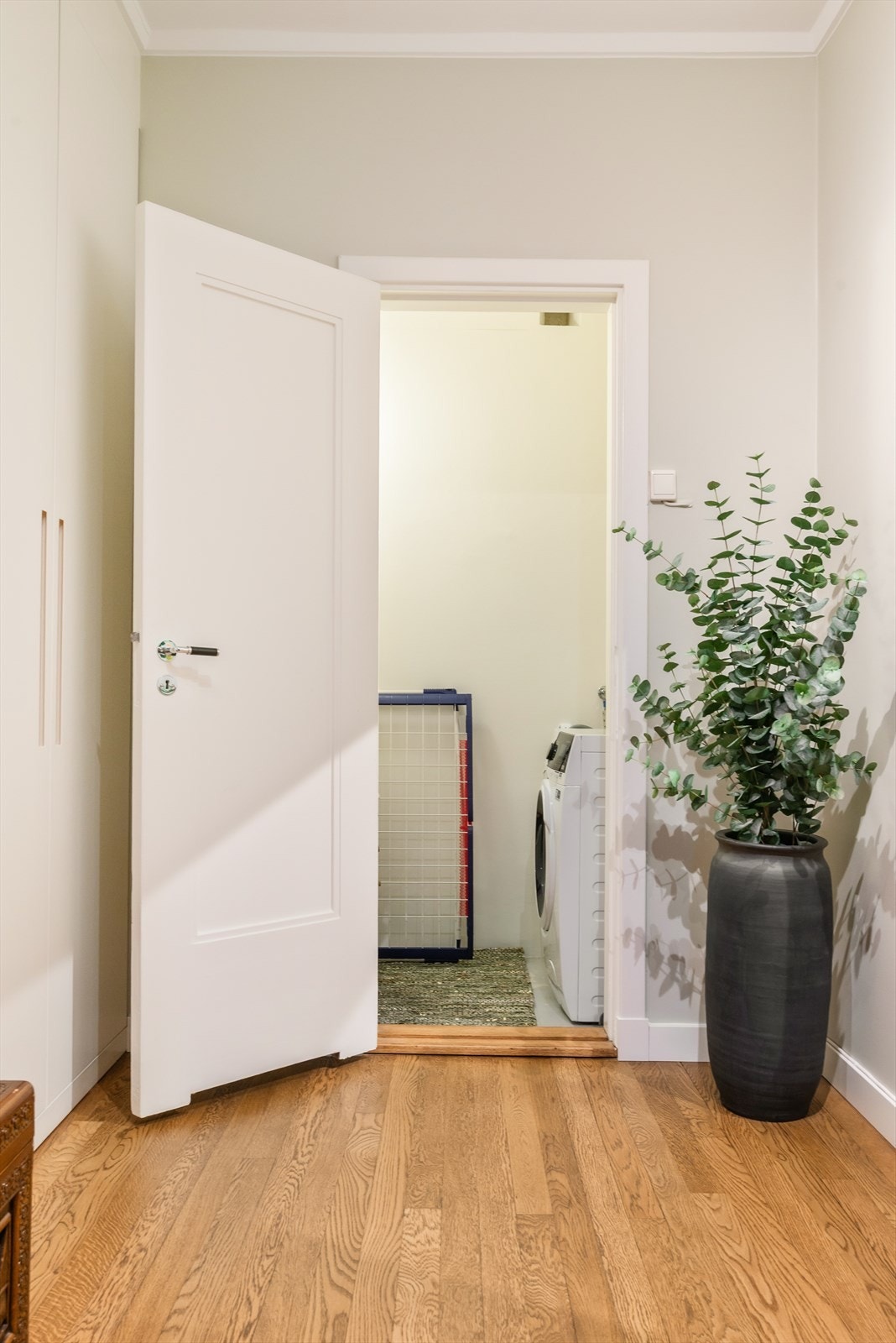 Boligen har en praktisk bod med opplegg til vaskemaskin Galleribilde