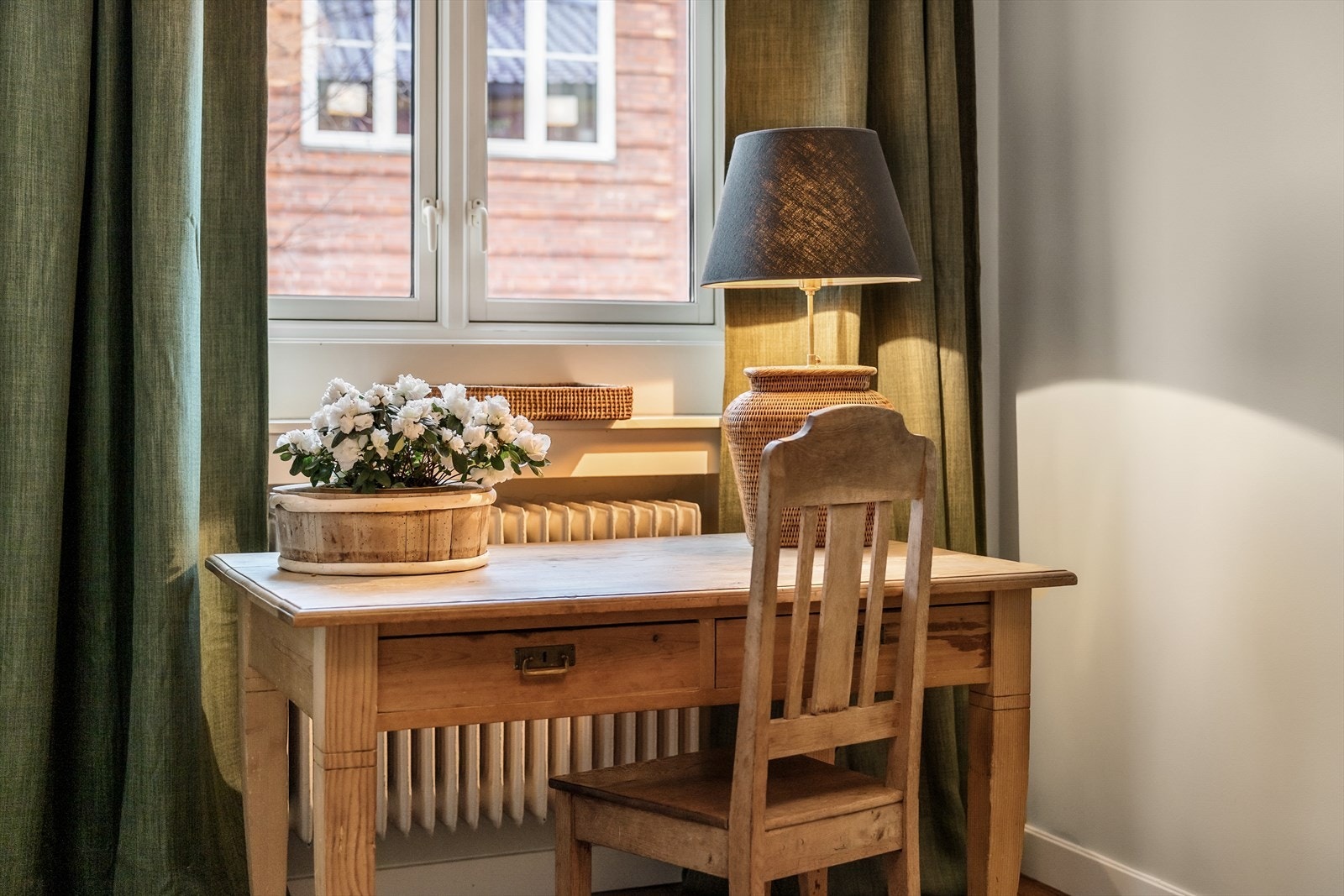 De store vinduesflatene gir rommet en innbydende atmosfære Galleribilde