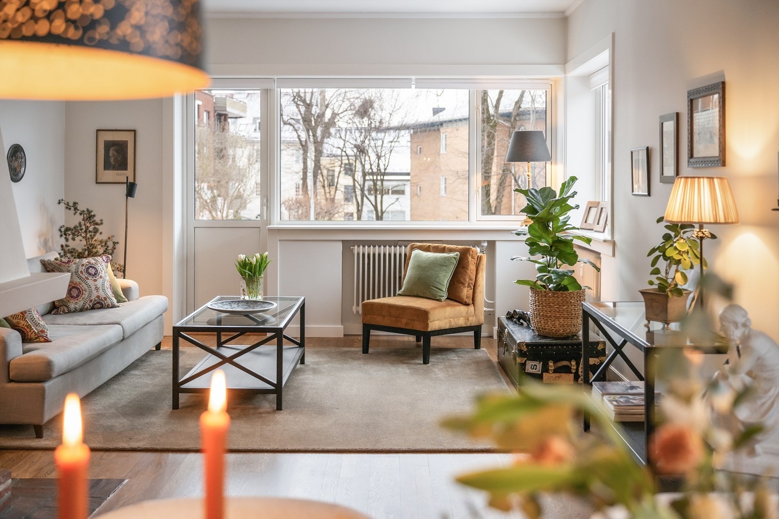 Lys og tiltalende stue med store vindusflater som slipper inn rikelig med dagslys og gir utgang til balkong Galleribilde