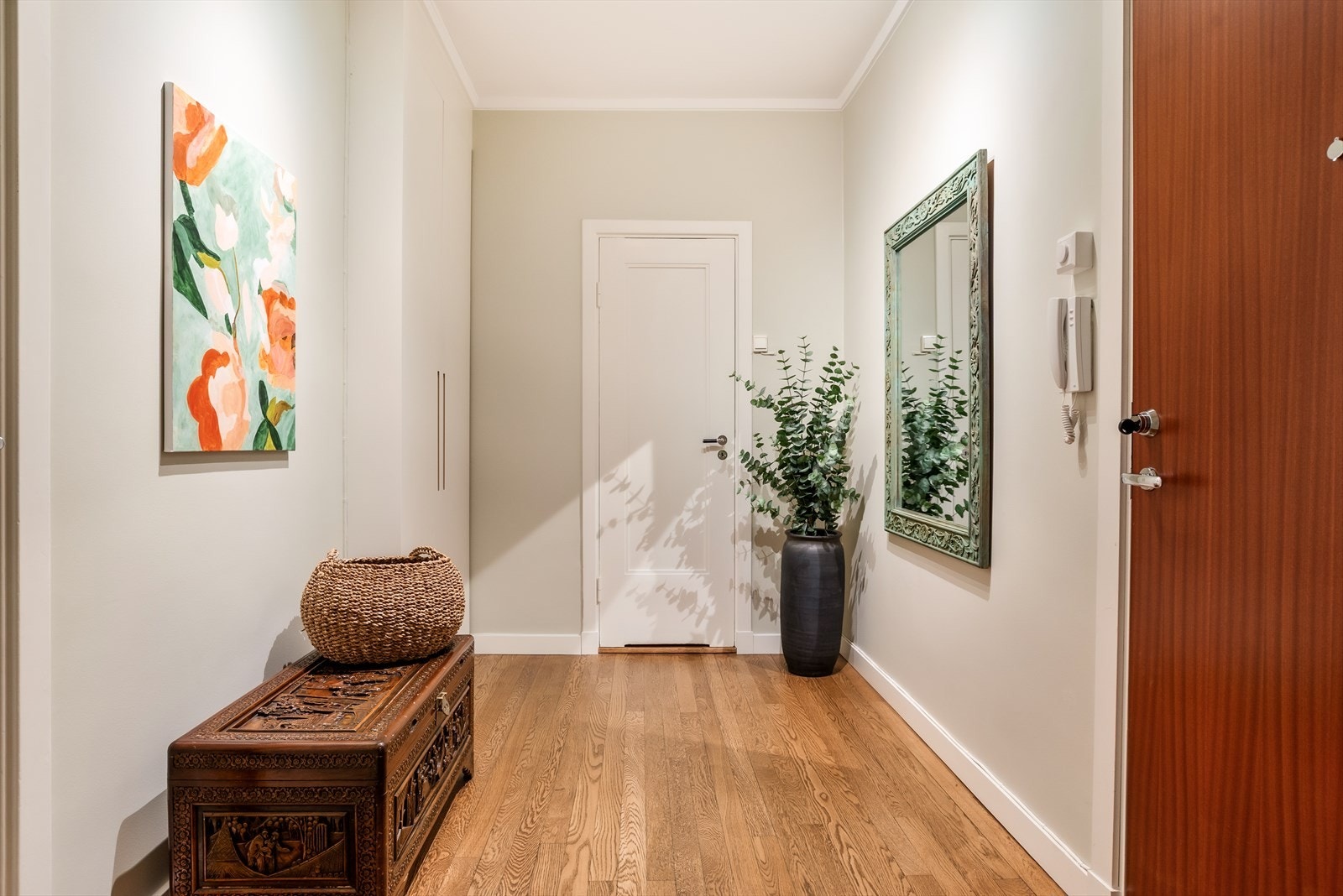 Entréen gir et godt førsteinntrykk og har adkomst til boligens øvrige rom. Det er garderobeskap med plass til oppbevaring Galleribilde