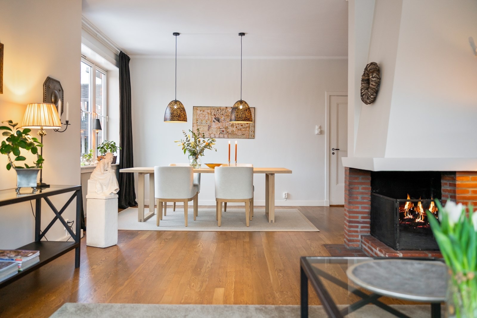 En stor og innholdsrik 3-roms med god planløsning, sydvendt balkong og sentral beliggenhet på Majorstuen. Galleribilde