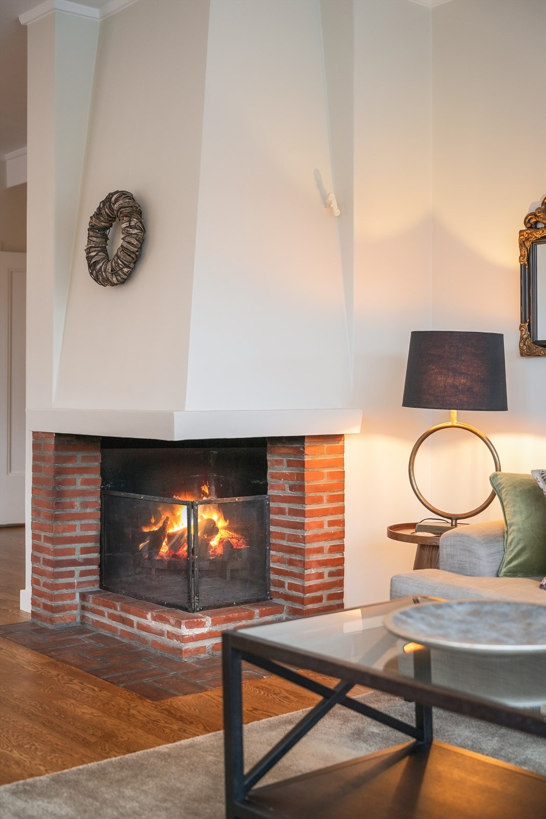 Peisen tilfører rommet en lun og hyggelig atmosfære Galleribilde