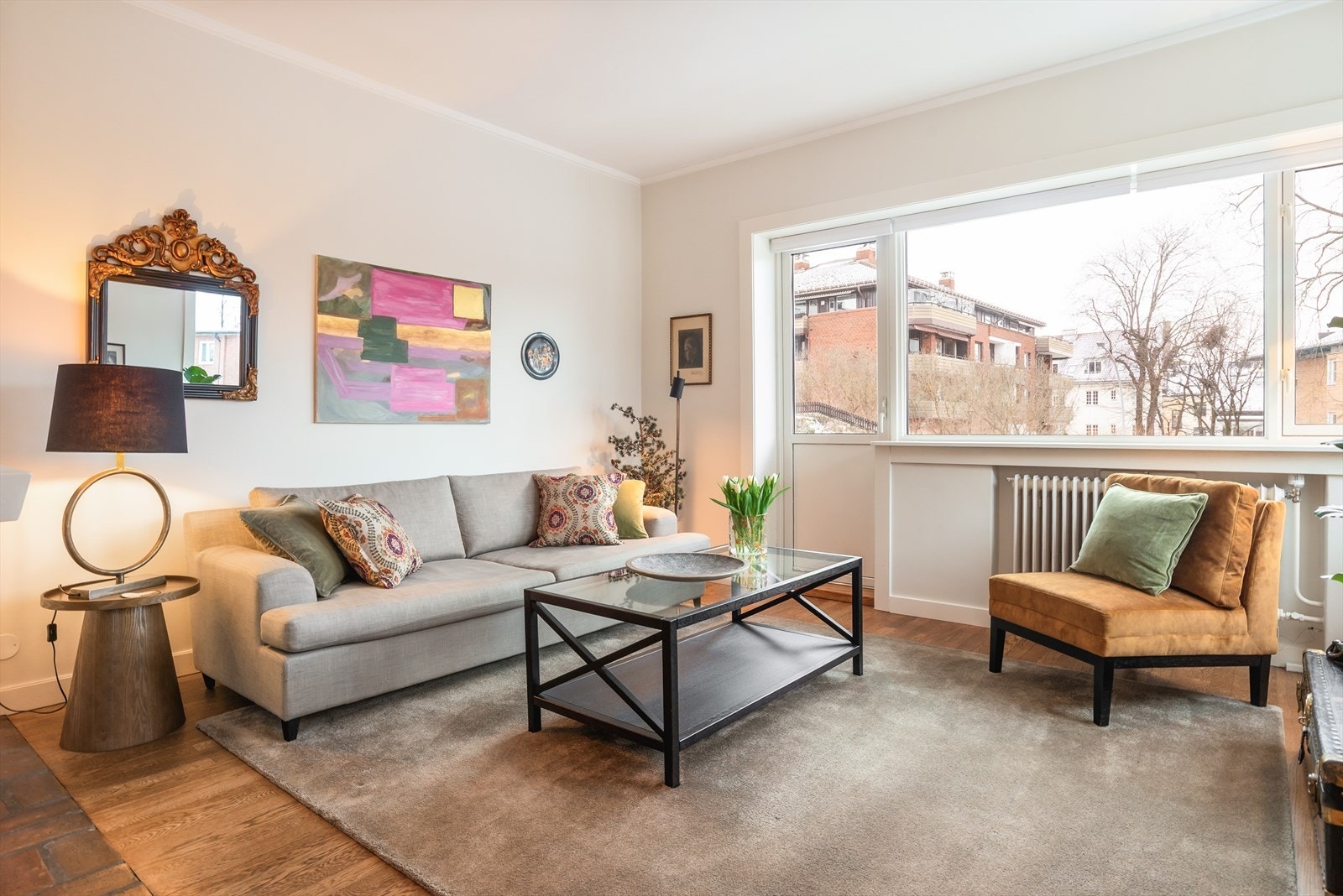 Stuen er romslig og har god plass til både sofagruppe, mediemøbler og oppbevaringsløsninger Galleribilde