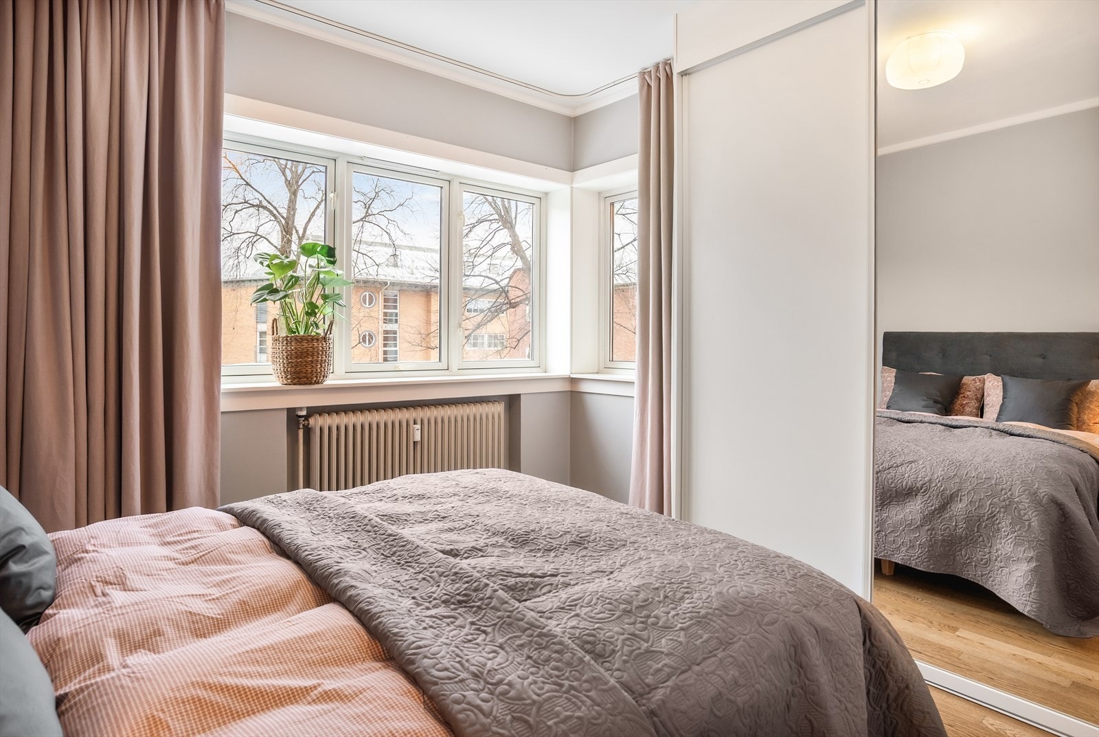 Romslig skyvedørsgarderobe på hovedsoverommet Galleribilde