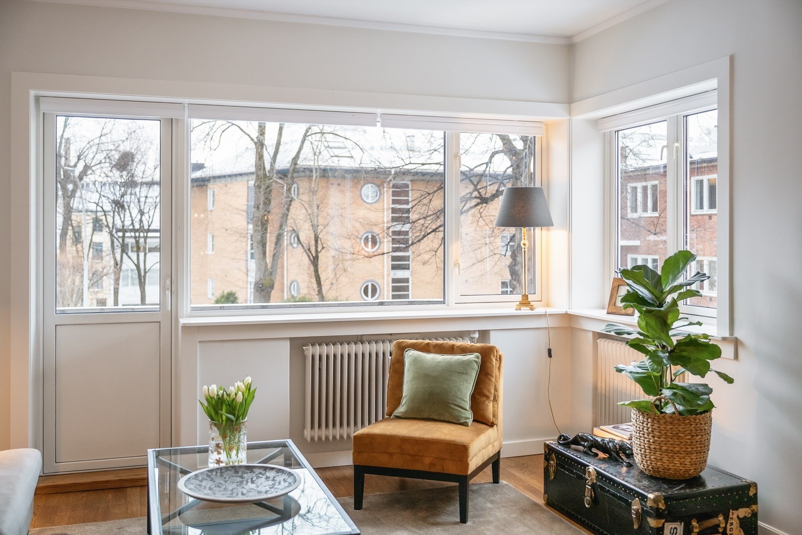 Boligen er lys og luftig og har en attraktiv plassering på hjørnet av bygårdens 2.etajse Galleribilde