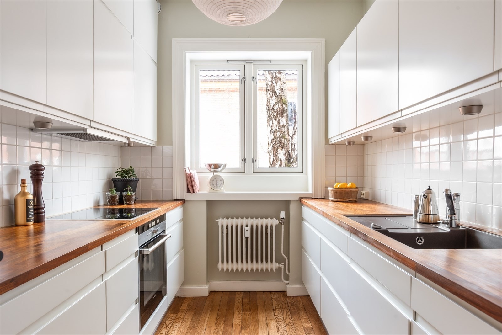 Pent og tidløst kjøkken fra 2012 med kjøkkeninnredning fra HTH med gode oppbevaringsløsninger i både skuffer og skap Galleribilde