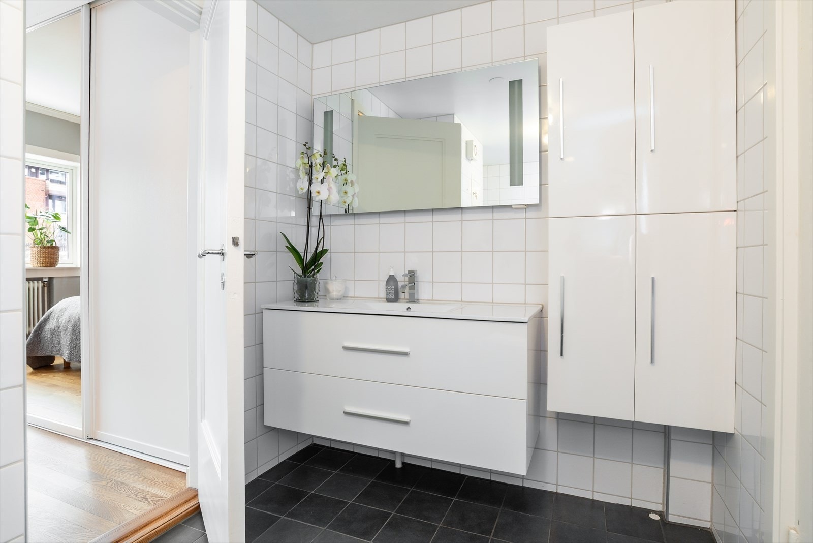 Delikat og tidløst bad fra 2012. Badet er innredet med moderne badromsinnredning. Galleribilde