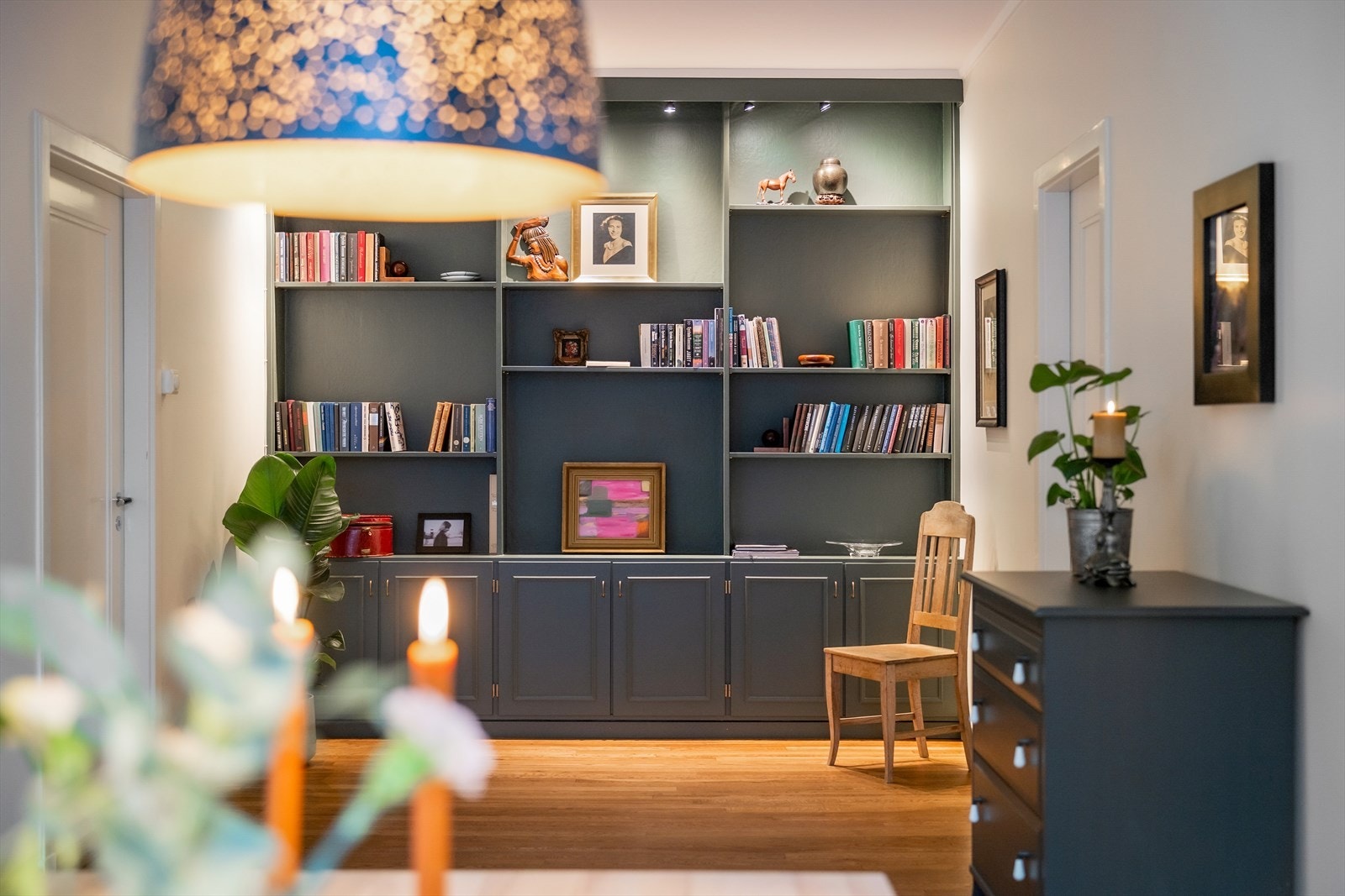 Den integrerte bokhyllen bidrar til en sømløs utforming Galleribilde