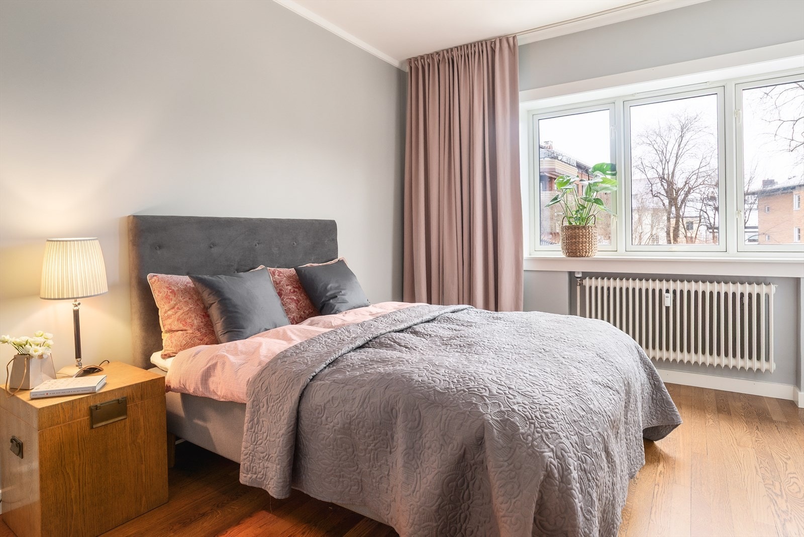 Hovedsoverommet kan innredes med dobbeltseng og tilhørende nattbord Galleribilde