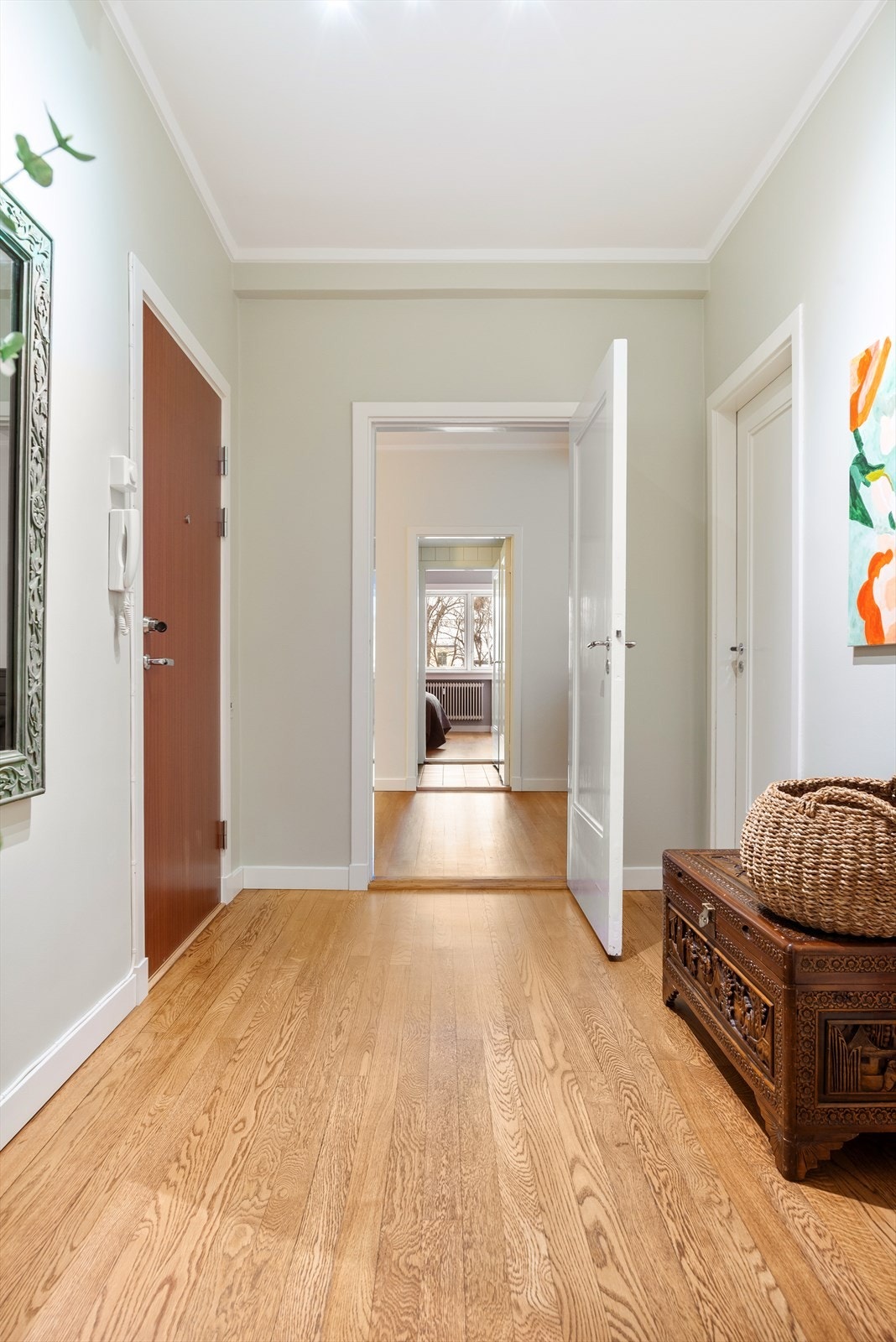 Det er parkett på gulv, og malte flater. Ved hoveddøren er det montert callinganlegg Galleribilde