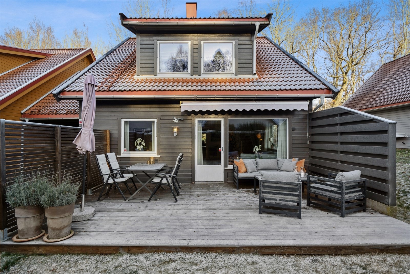 Den vestvendte markterrassen har godt med plass til utemøbler. Her kan fine og solrike dager nytes. Galleribilde