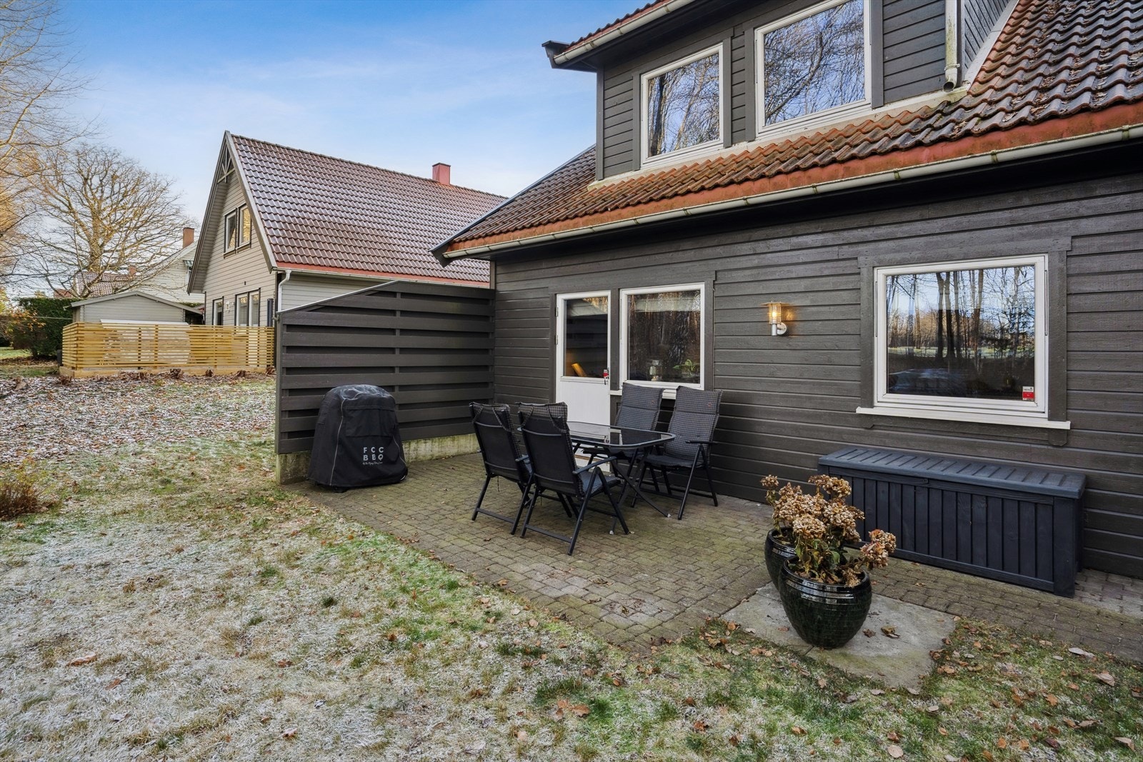 Fra kjøkkenet er det utgang til denne østvendte uteplassen. Et hyggelig sted for morgenkaffen. Galleribilde