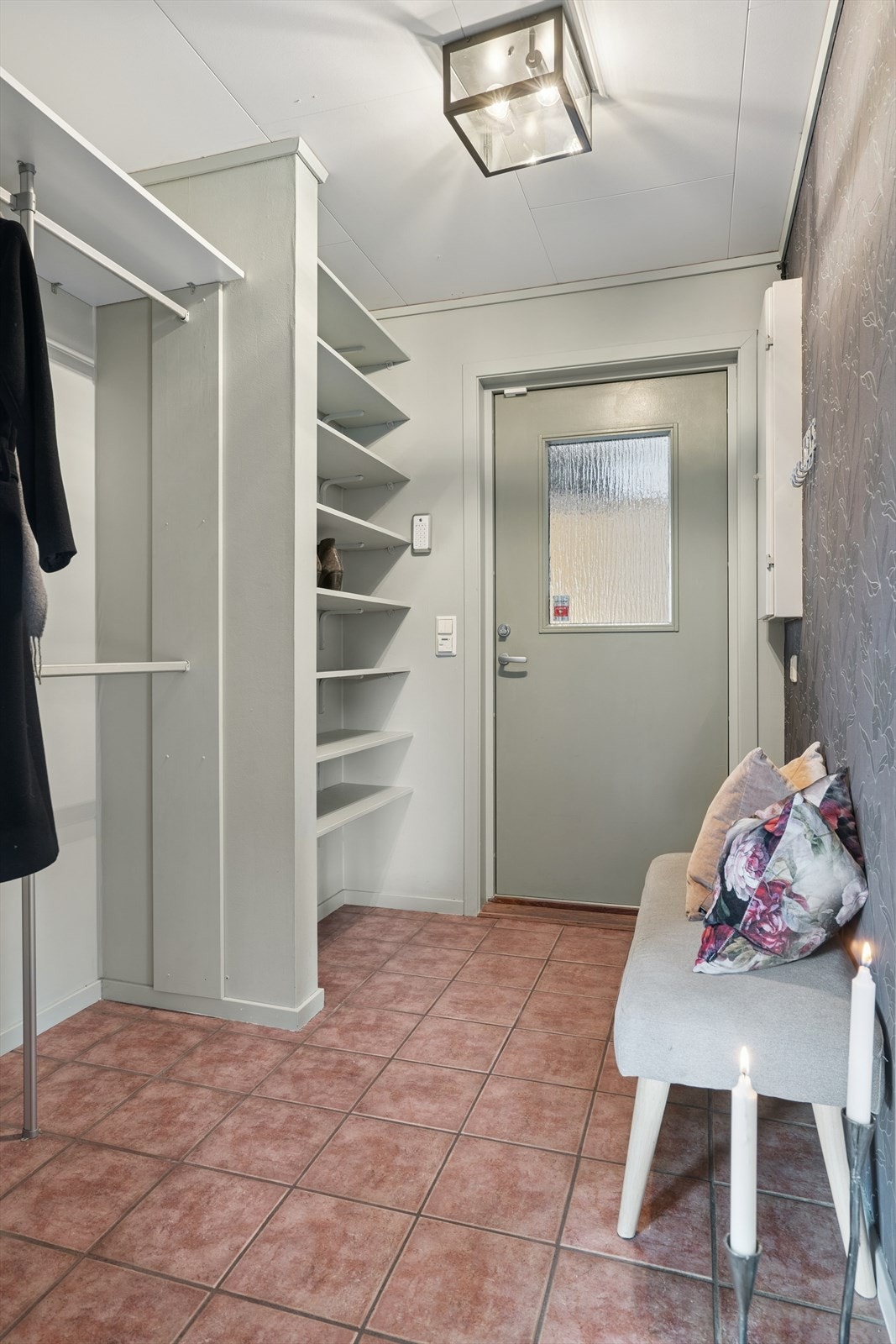 Velkommen inn! Her møtes du av en flislagt entre med plass til å henge fra seg ytterklær og sko. Galleribilde