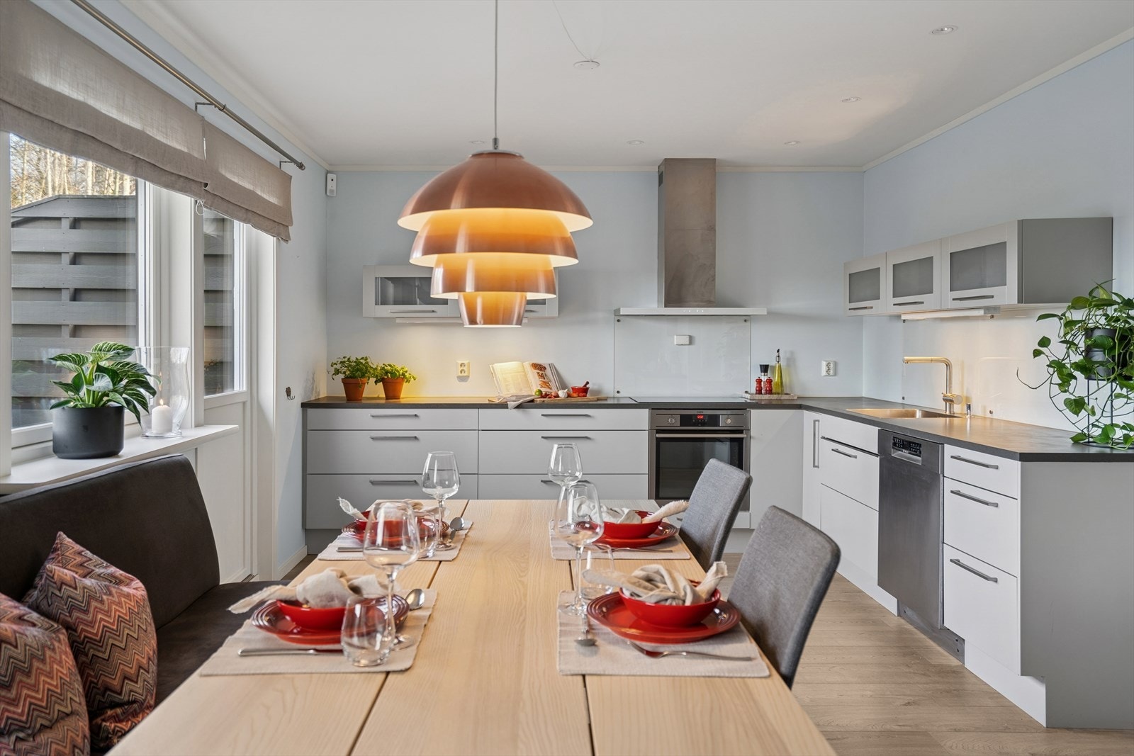 Boligen byr på en barnevennlig planløsning. Her får du et stilrent kjøkken, to baderom, tre soverom og fine uteplasser. Galleribilde